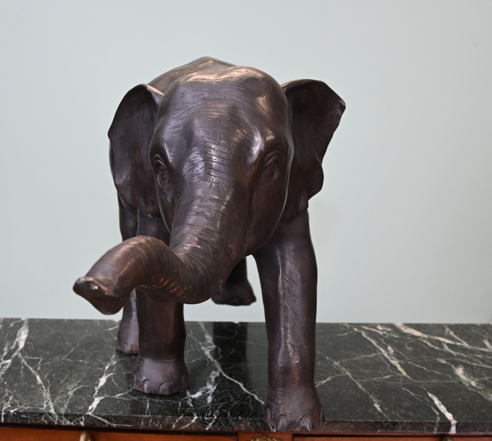Magnifique fonte en bronze d'un éléphant
Bonne taille : près d'un mètre cinquante de la tête au tronc - 86 CM
On dirait un éléphanteau, un ajout bienvenu à notre zoo de bronze.
La patine du bronze est superbe et cet objet peut vivre à l'extérieur