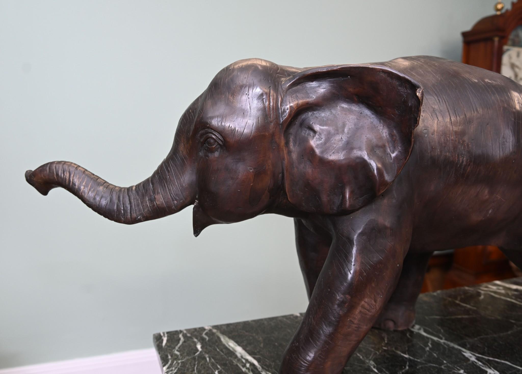 Bronze Statue d'éléphant de jardin en bronze moulé Nelly en vente