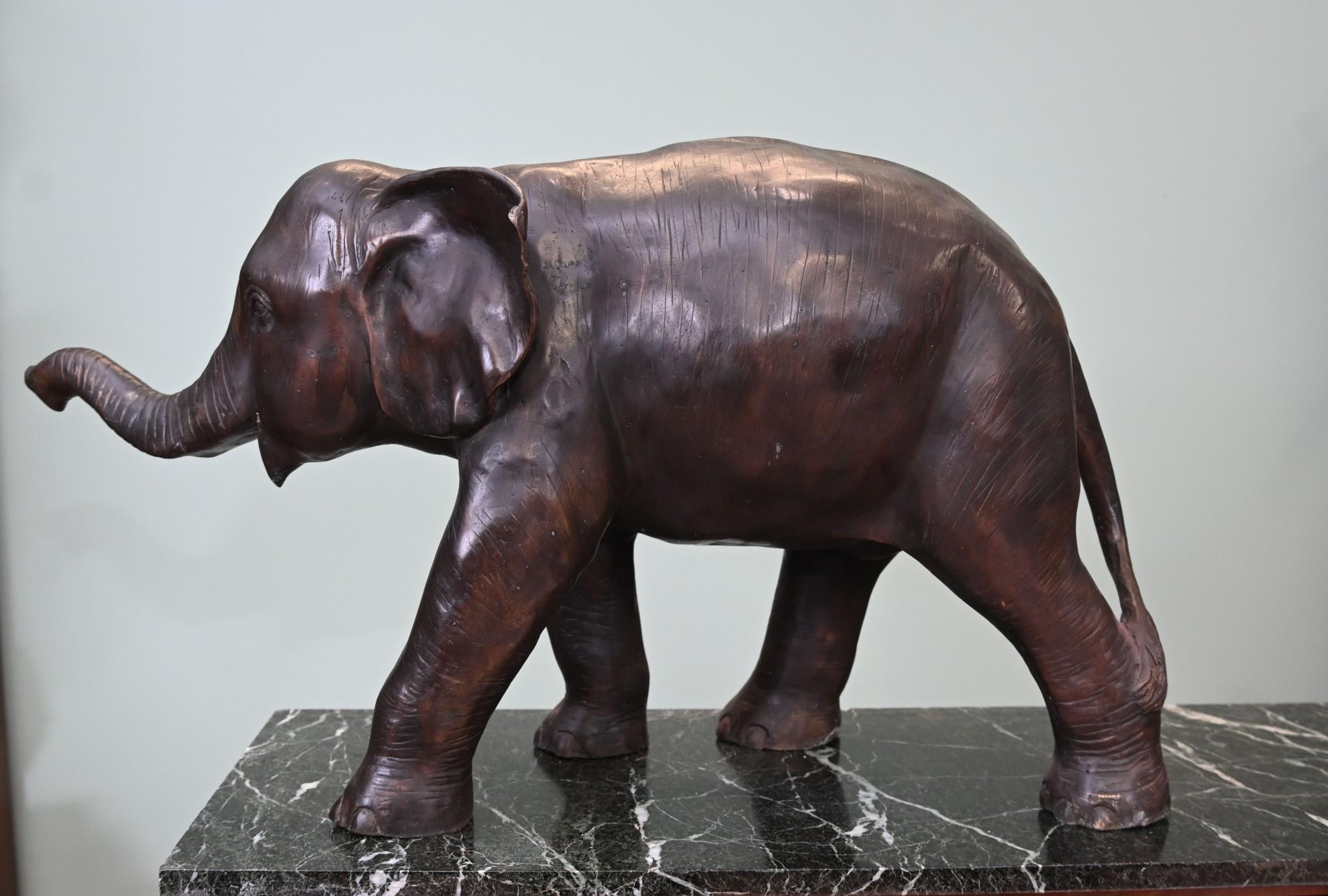 Statue d'éléphant de jardin en bronze moulé Nelly en vente 1