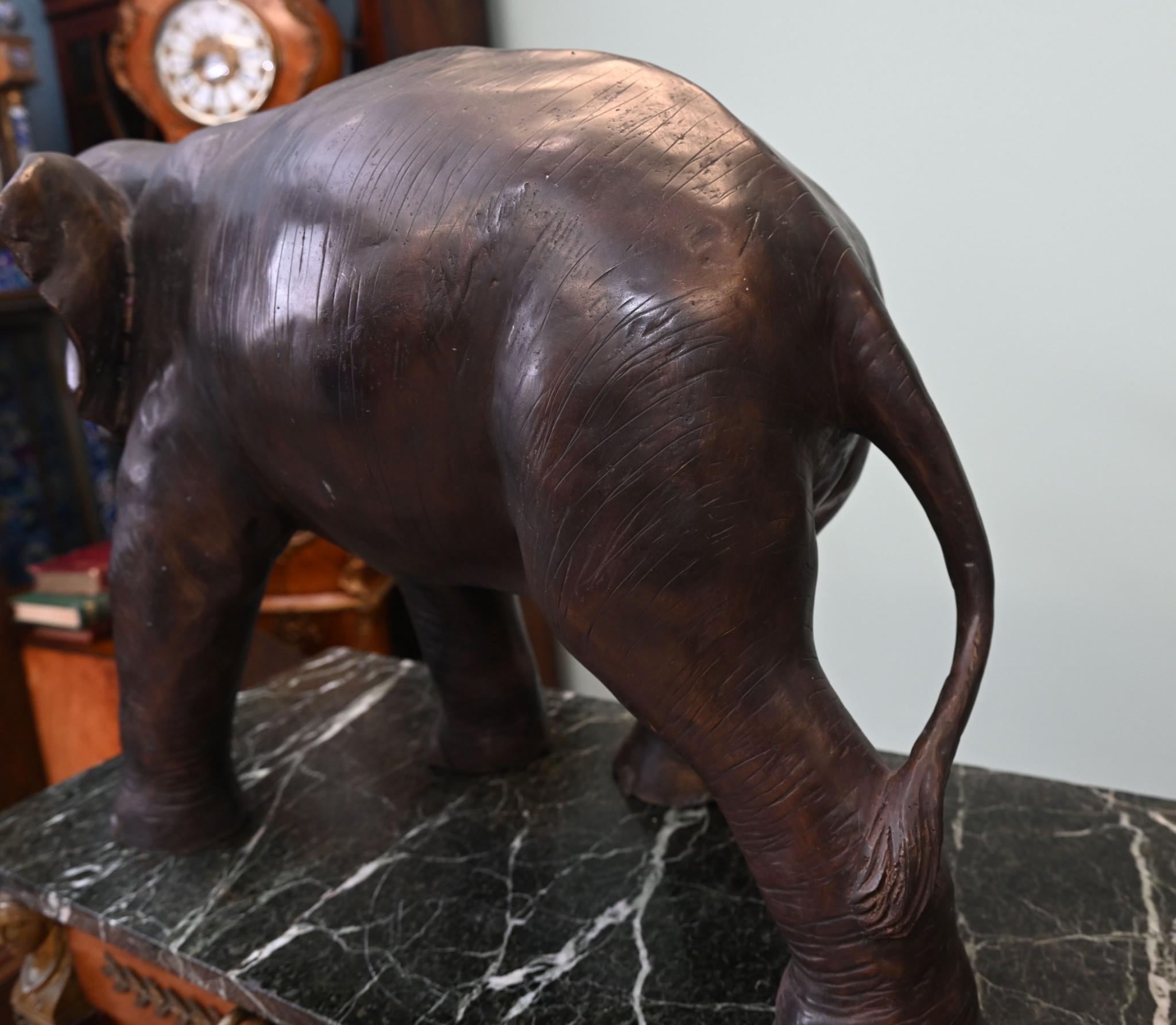 Statue d'éléphant de jardin en bronze moulé Nelly en vente 2