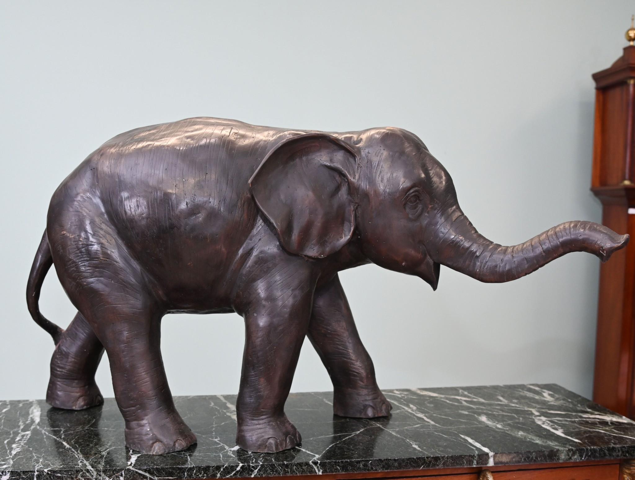 Statue d'éléphant de jardin en bronze moulé Nelly en vente 3