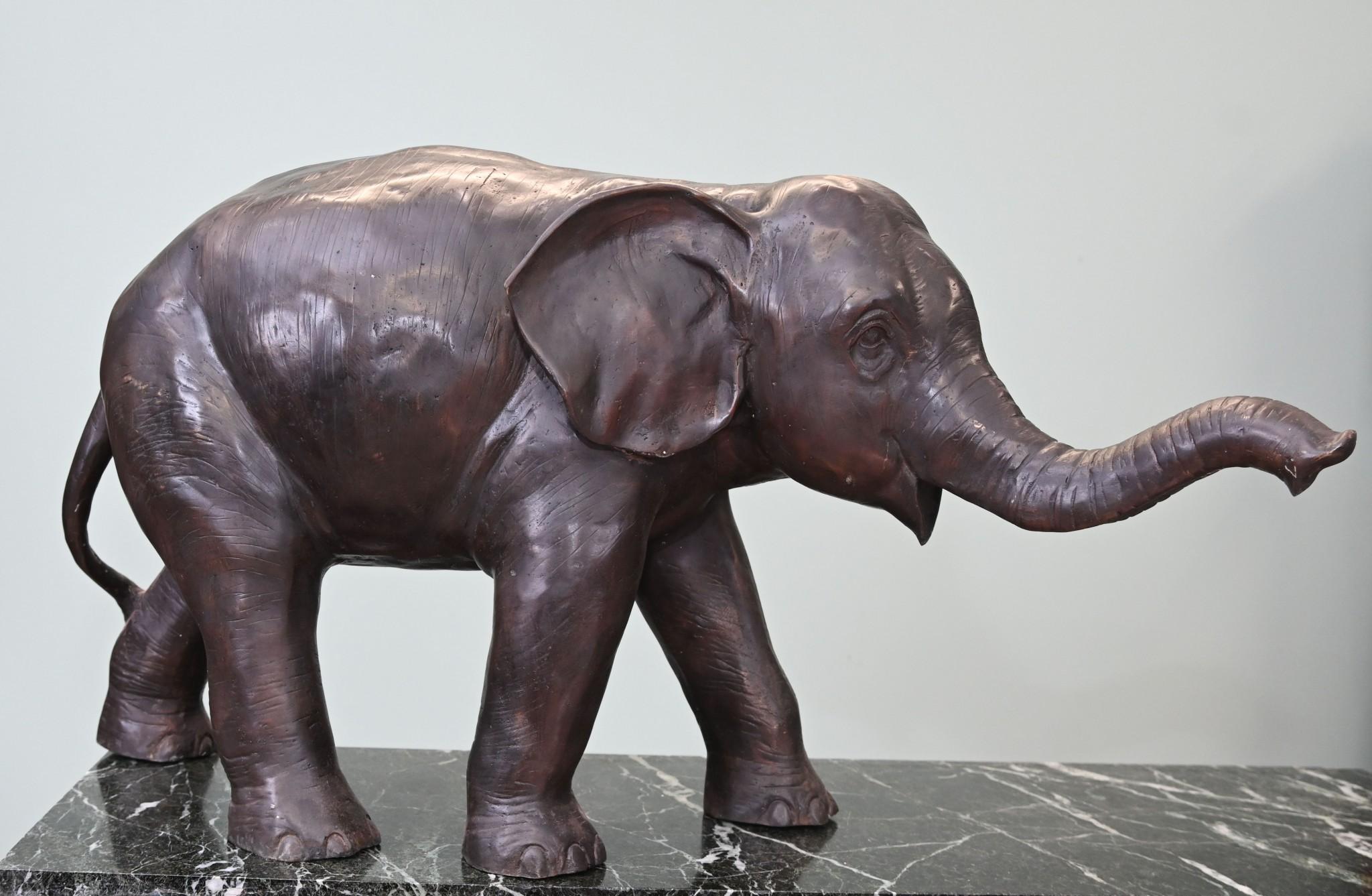 Statue d'éléphant de jardin en bronze moulé Nelly en vente 4