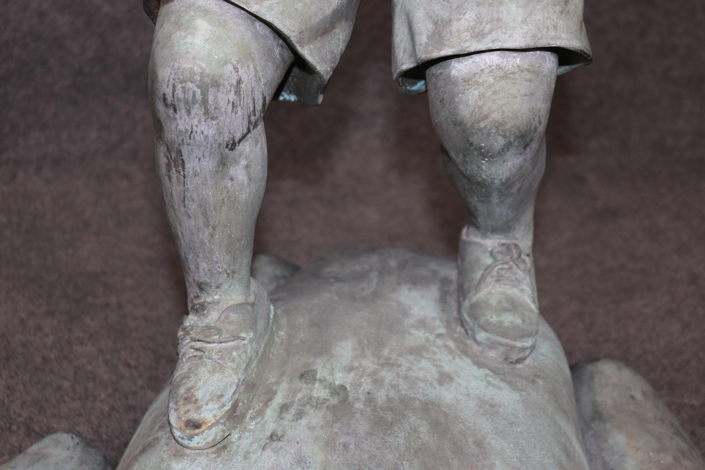 Bronze Elite von Henre in Verdi Gris Außenstatue eines jungen Jungen auf einem Felsen aus Bronze im Angebot 7