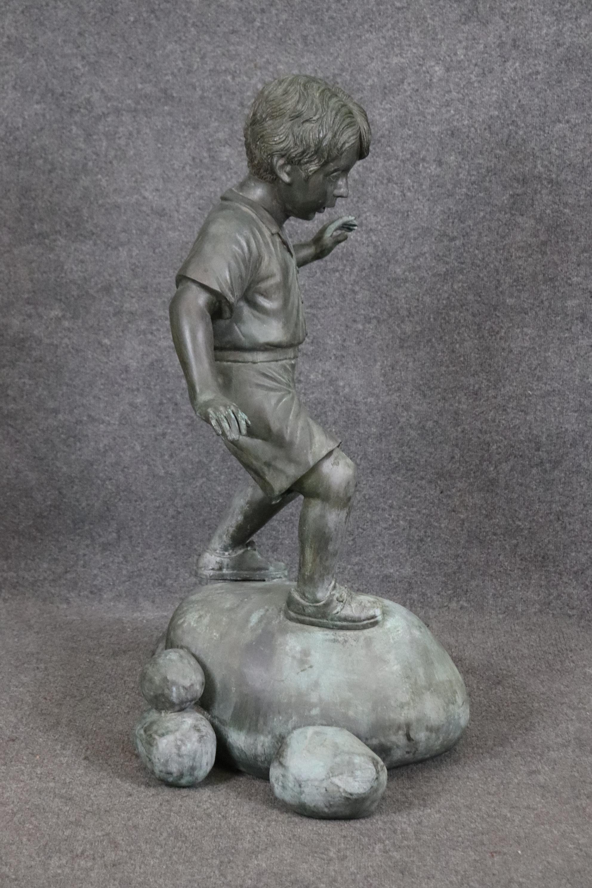 Bronze Elite von Henre in Verdi Gris Außenstatue eines jungen Jungen auf einem Felsen aus Bronze im Angebot 1