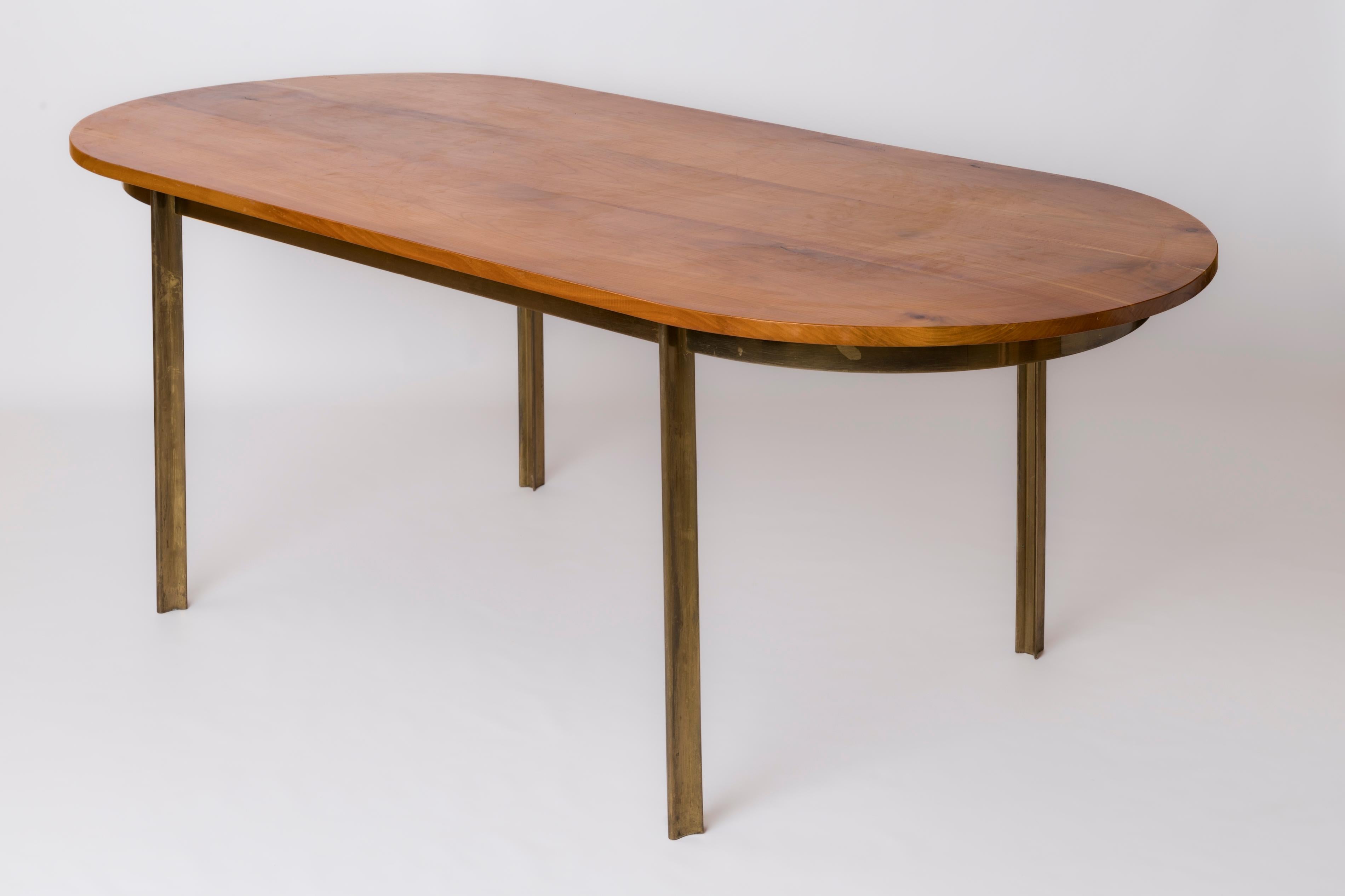 Elegantly designed solid bronze dining table by Jacques Quinet for Broncz (signature presence on one legs). Three stems clover shaped feet
In good vintage condition. The elm top is not original and shows some scratches and scuffs ; to be ideally