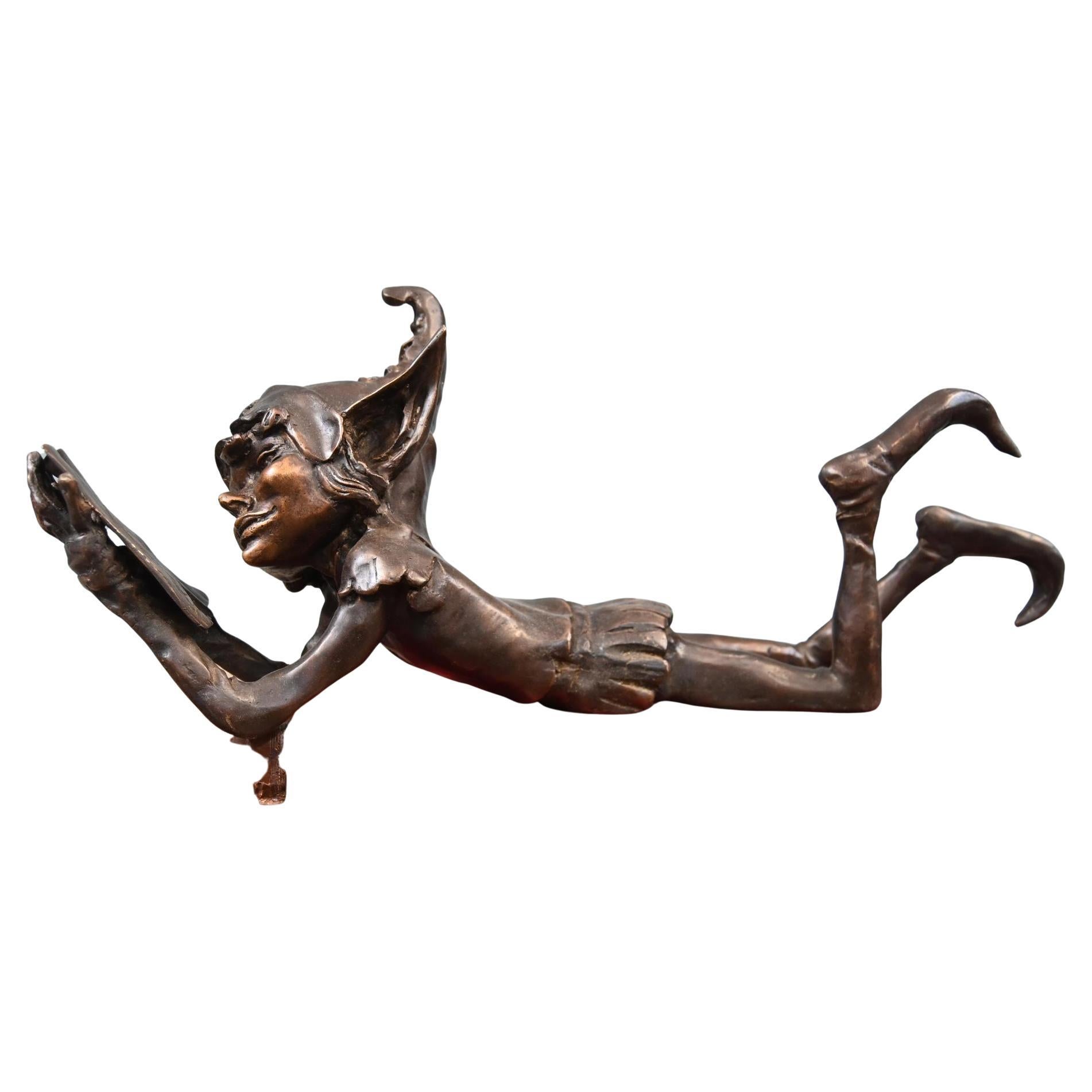 Statua di bronzo di Elph, fata celtica che legge e che si diverte a leggere