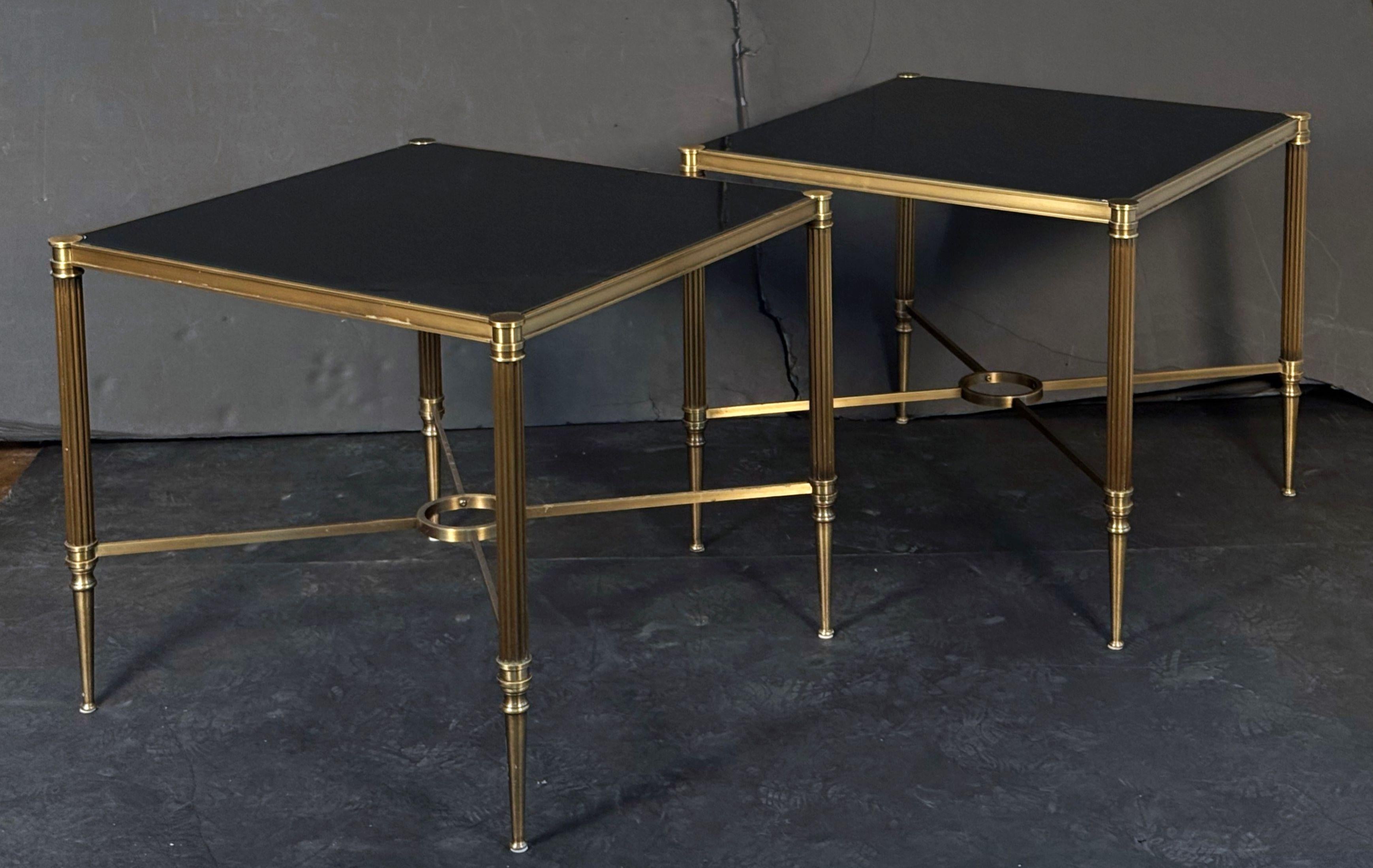Ein feiner Beistelltisch, Ablagetisch oder Beistelltisch von großem Ausmaß, ca. 1960, hergestellt in Italien für das Savoy Hotel in London - mit einem eleganten und robusten quadratischen Rahmen aus Bronze mit einer eingesetzten schwarzen