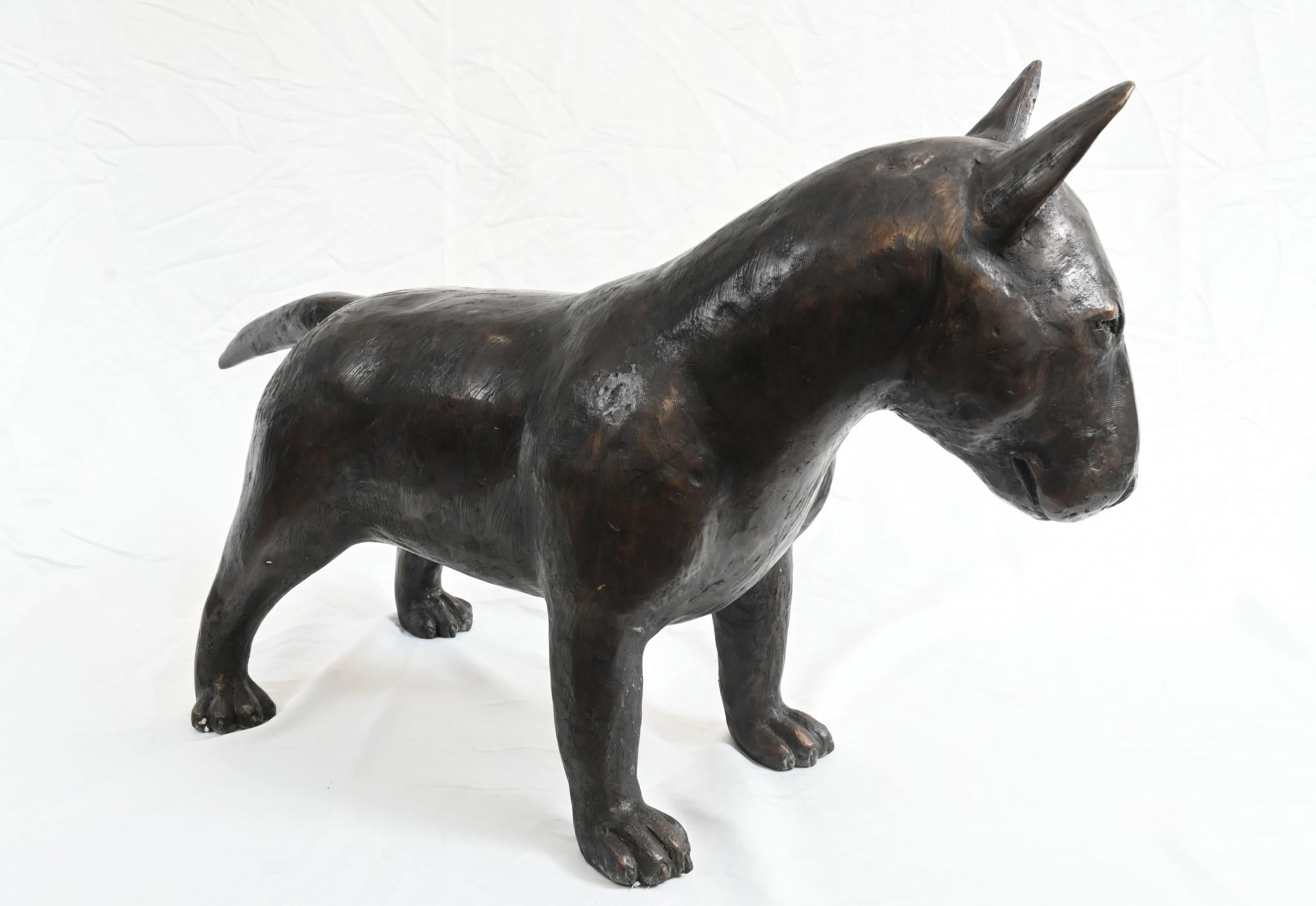 Venez le découvrir dans notre salle d'exposition du Hertfordshire.
Magnifique moulage en bronze anglais d'un bull terrier grandeur nature
D'une profondeur de près d'un mètre, elle est donc impressionnante.
Le produit est expédié partout dans le