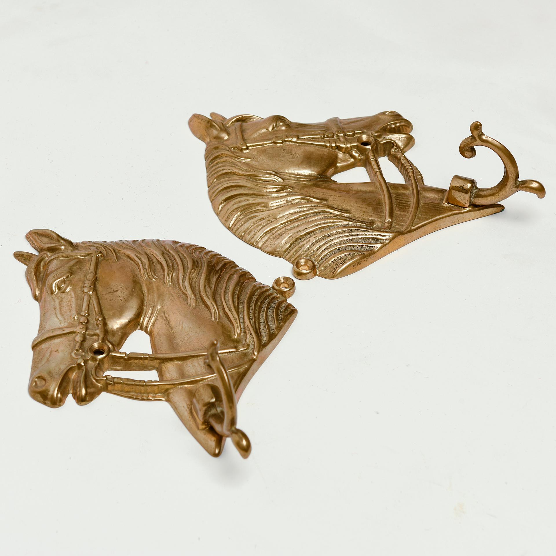 Paire de portemanteaux en bronze avec des têtes de chevaux, conçus pour être montés sur un mur ou sur une surface en bois.
Chacune d'entre elles est munie d'un crochet solide permettant de suspendre ce que vous voulez.
Très intéressant.

ref. O/6583