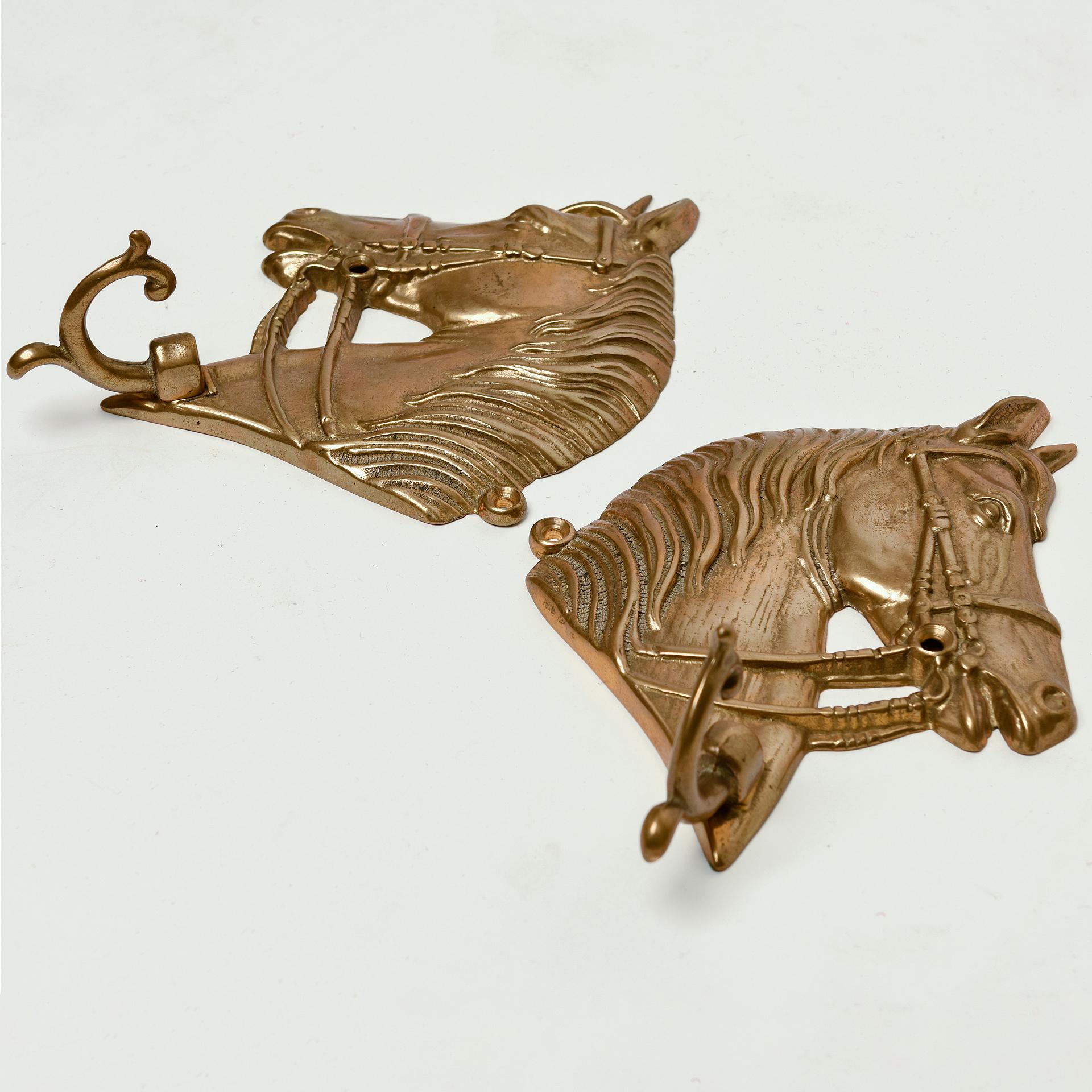 Autre Porte-manteaux anglais en bronze avec têtes de chevaux en vente