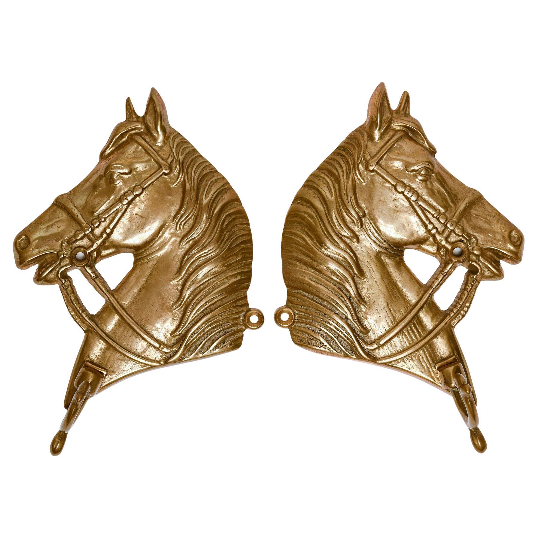 Englische Kleiderbügel aus Bronze mit Pferdeköpfen