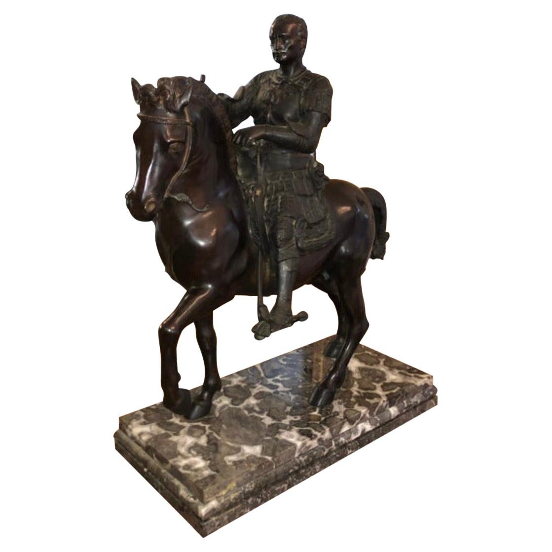 Bronze-Reiterskulptur mit Caesar auf Marmorsockel, frühes 20. Jahrhundert