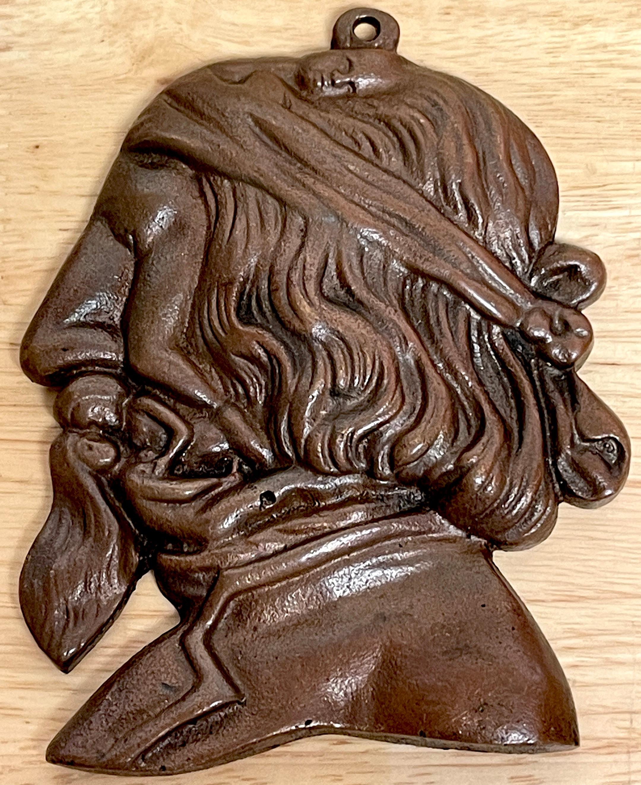 Una placca di bronzo con ritratto erotico di Freud: 