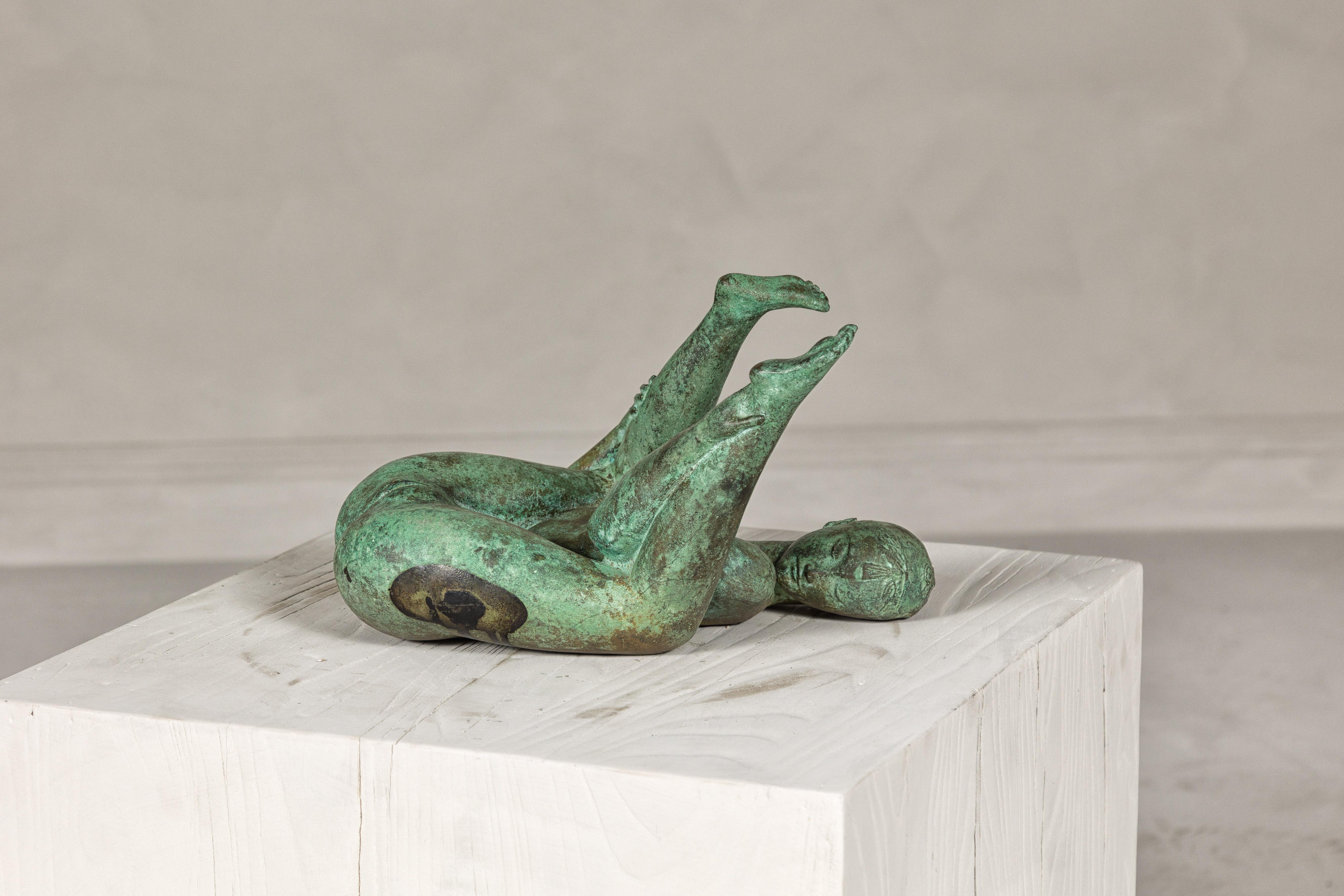 Statuette de table de femme érotique en bronze à patine vert-de-gris. Cette statuette vintage en bronze capture l'allure et la sensualité de la forme féminine, présentée avec un art qui évoque l'élégance d'époques révolues. La statuette est finie