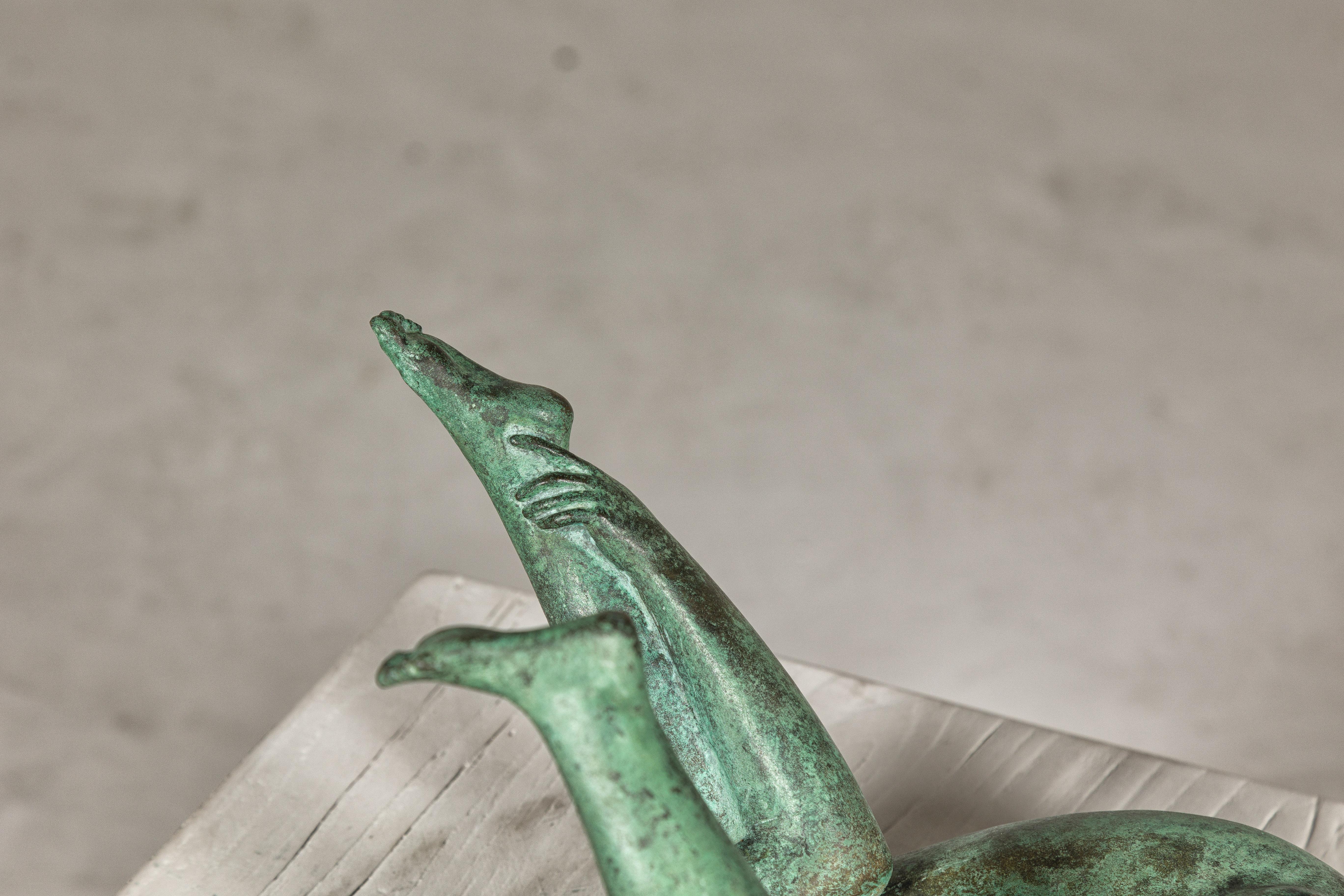 Statuette de table femme érotique en bronze avec patine vert-de-gris, vintage en vente 2