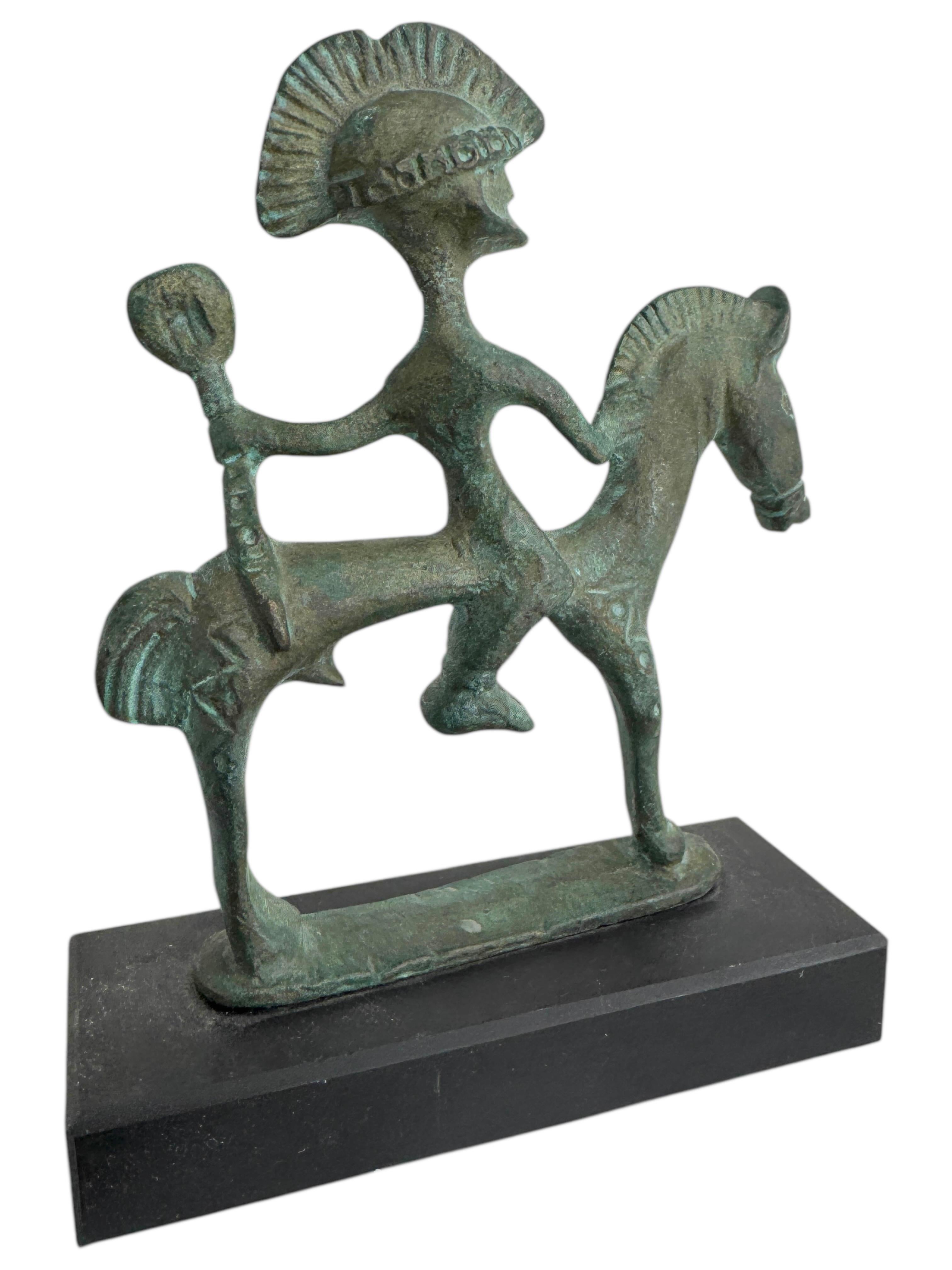 Patinato Scultura in bronzo di cavallo etrusco con cavaliere su base di marmo, Grecia Vintage, anni '70 in vendita