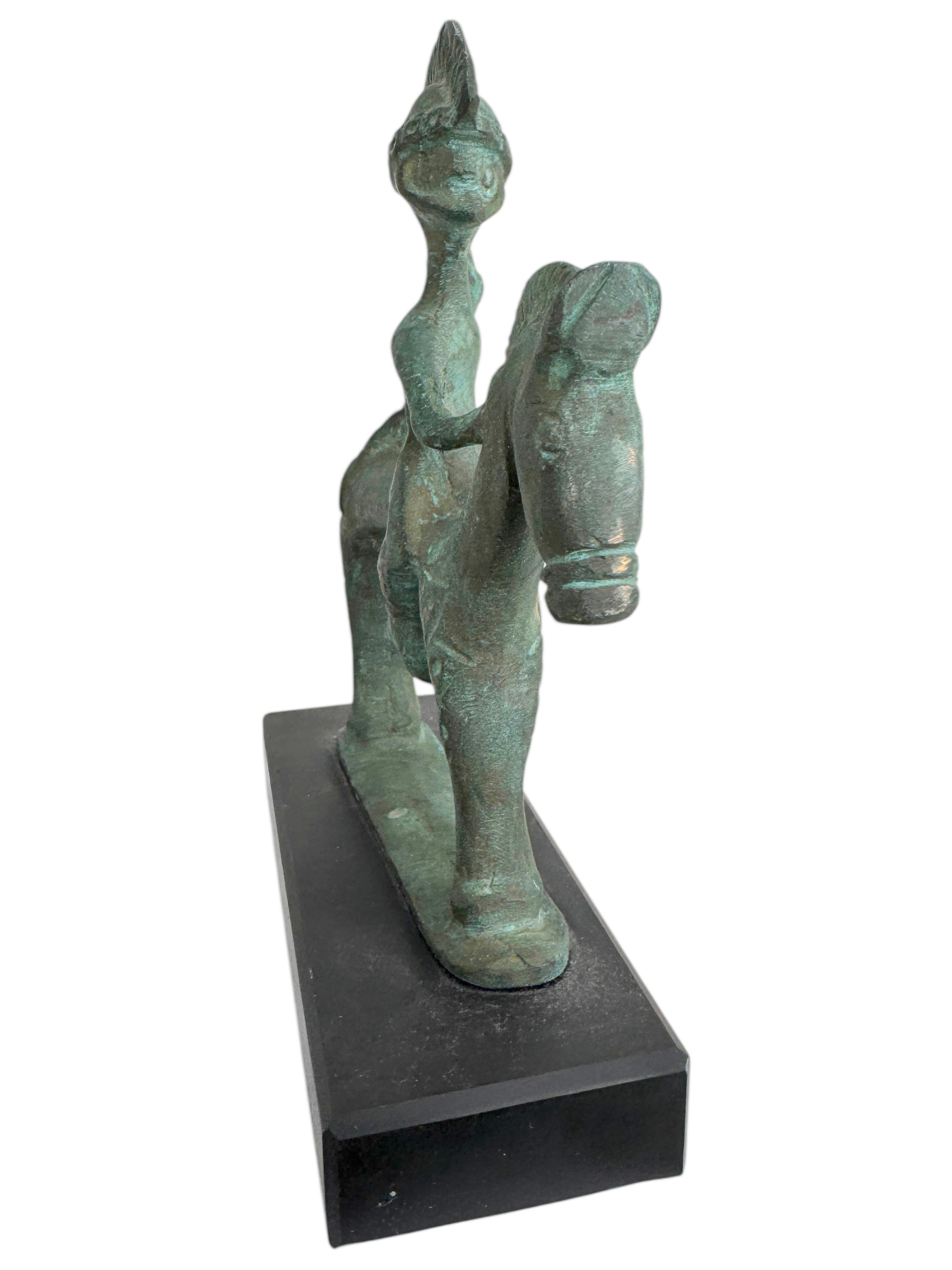 Fine XX secolo Scultura in bronzo di cavallo etrusco con cavaliere su base di marmo, Grecia Vintage, anni '70 in vendita