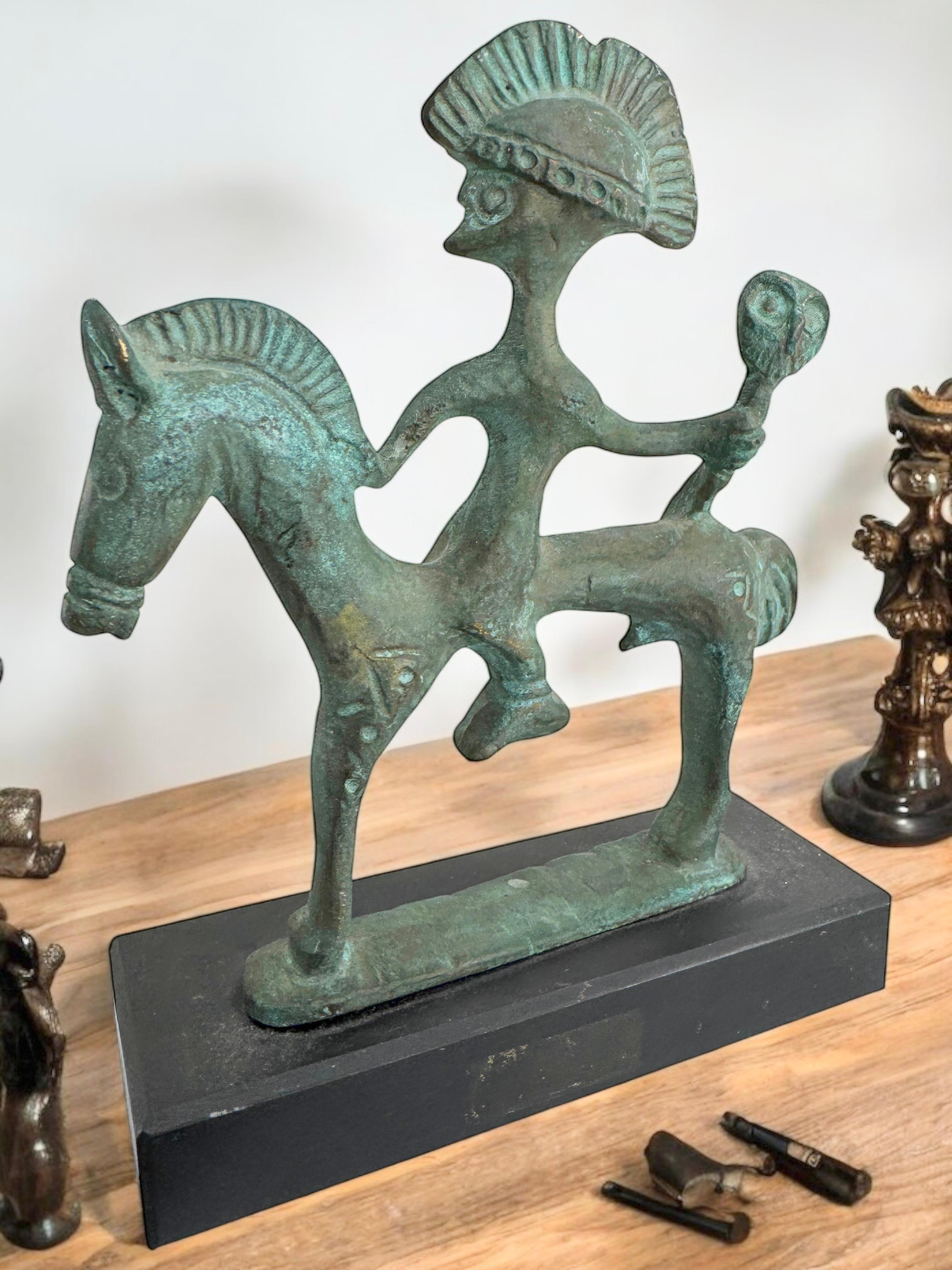 Metallo Scultura in bronzo di cavallo etrusco con cavaliere su base di marmo, Grecia Vintage, anni '70 in vendita