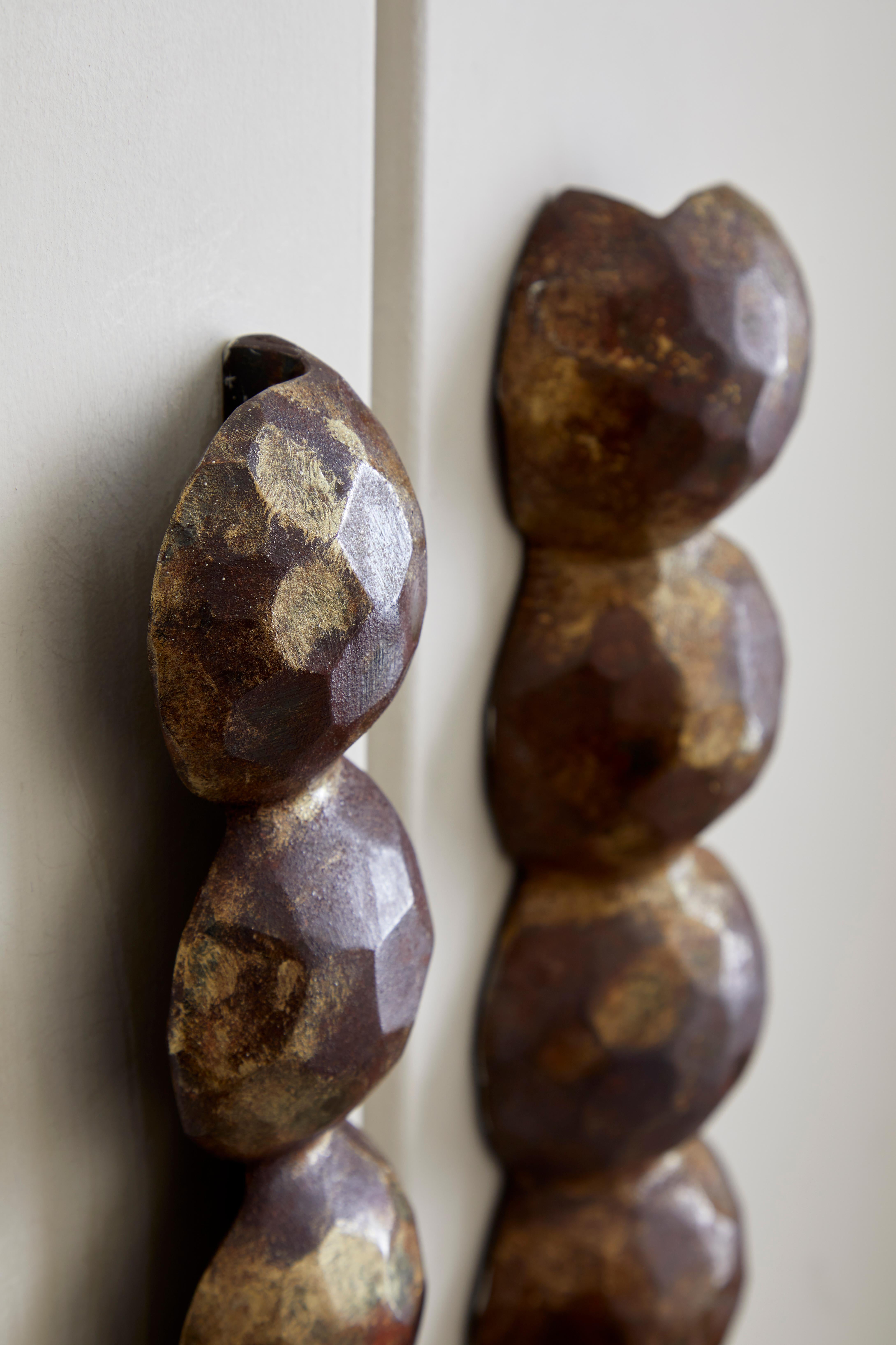 
Margit Wittig a utilisé ses talents de sculptrice pour créer des poignées de porte magnifiquement fabriquées et bien proportionnées, qui sont des compositions de ses motifs uniques en forme de perles.

Chaque tirette de porte commence par des