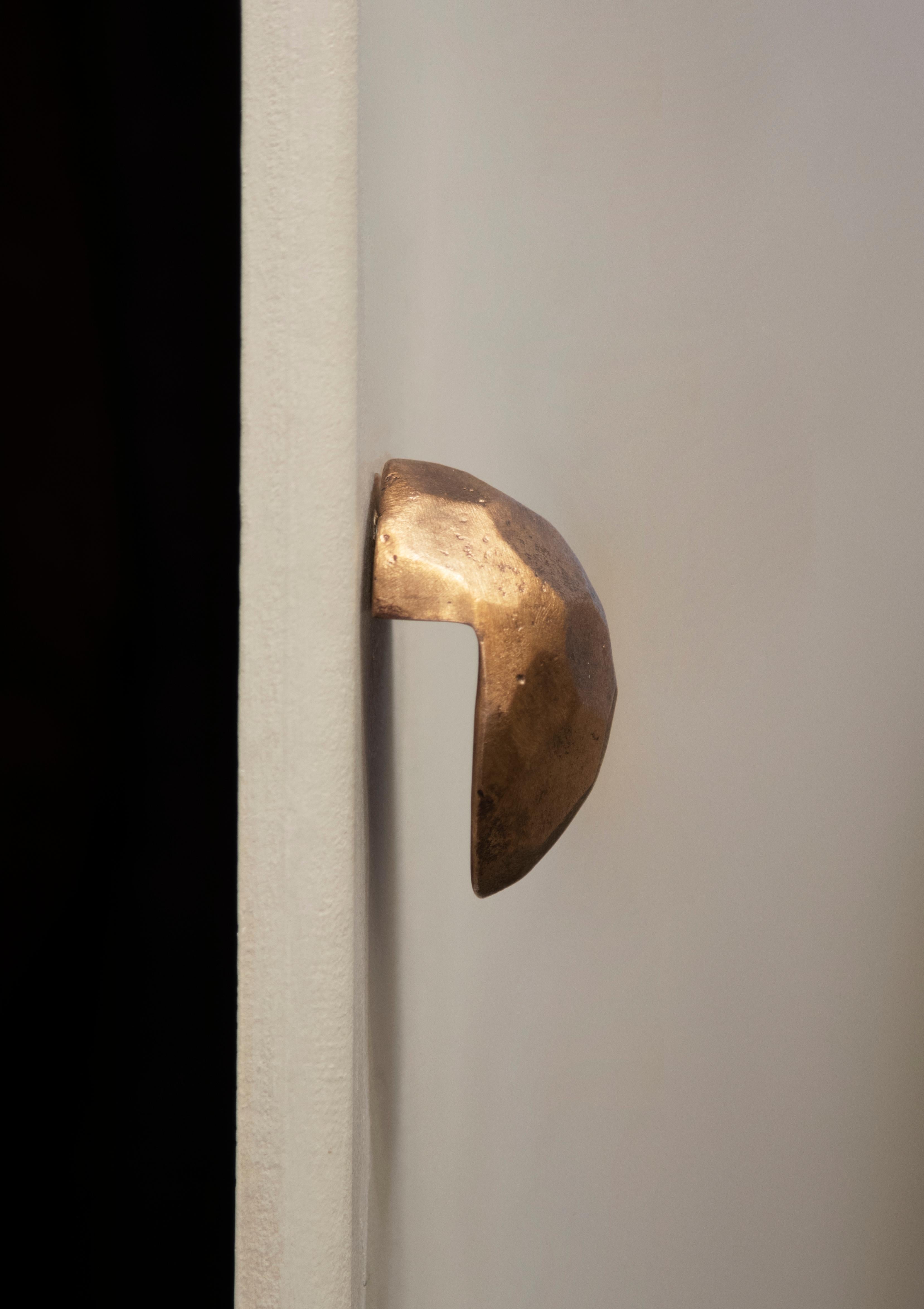 Moderne Poignée de porte sculpturale européenne contemporaine en bronze de Margit Wittig en vente