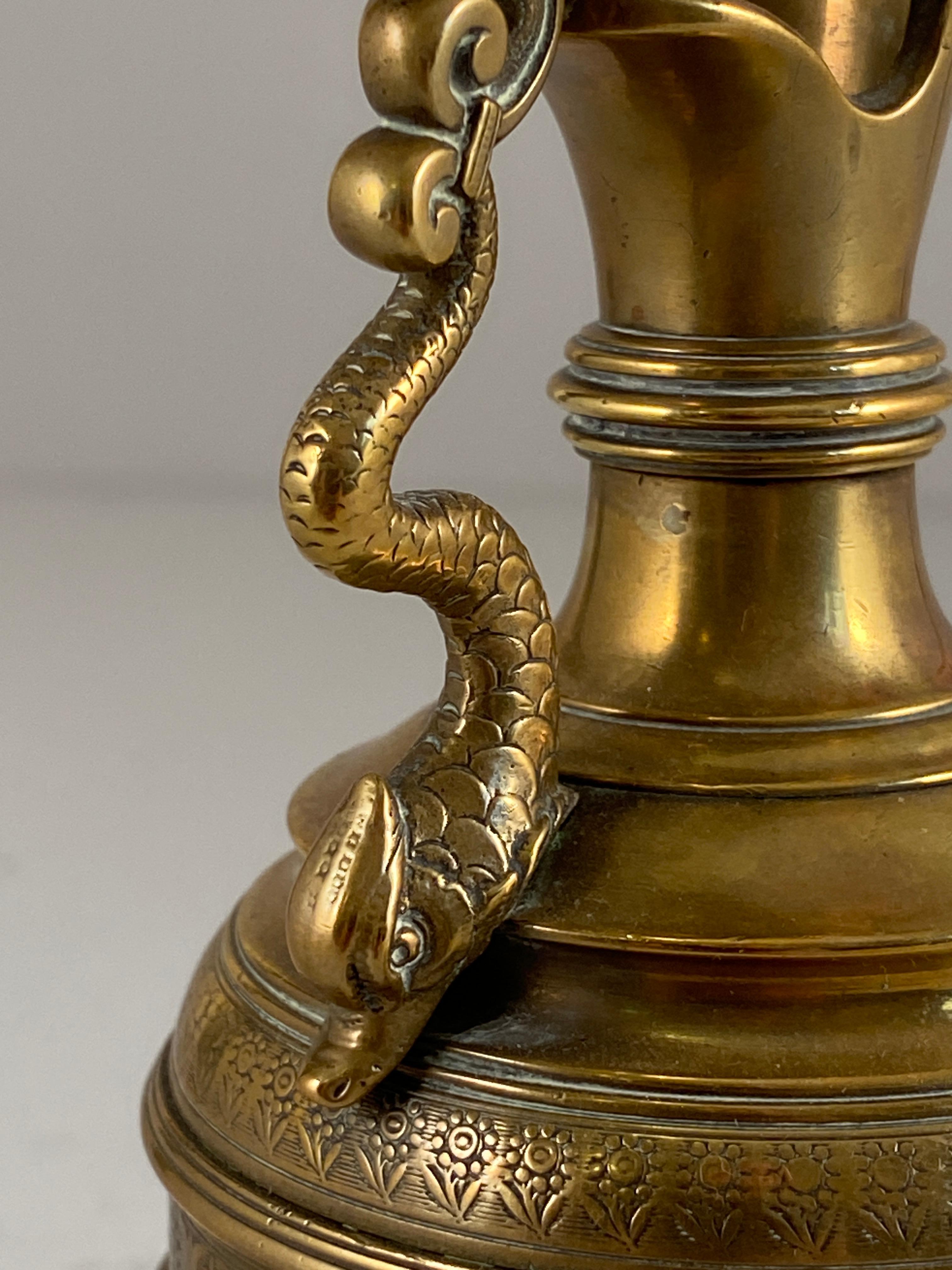 Vase aiguière en bronze avec poignée figurative de Bacchus et de dauphins en vente 3