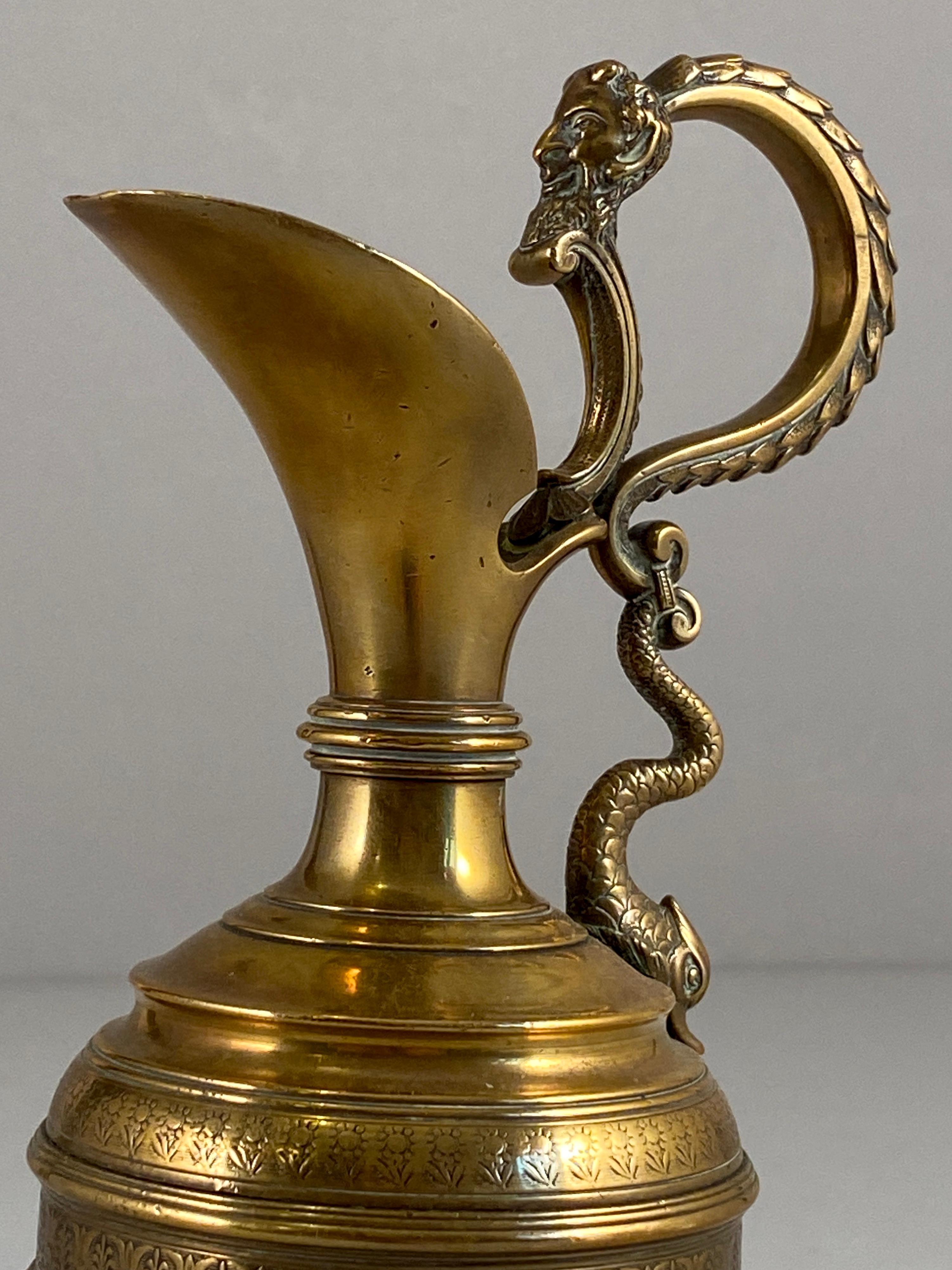 Vase aiguière en bronze avec poignée figurative de Bacchus et de dauphins Bon état - En vente à Cheltenham, GB