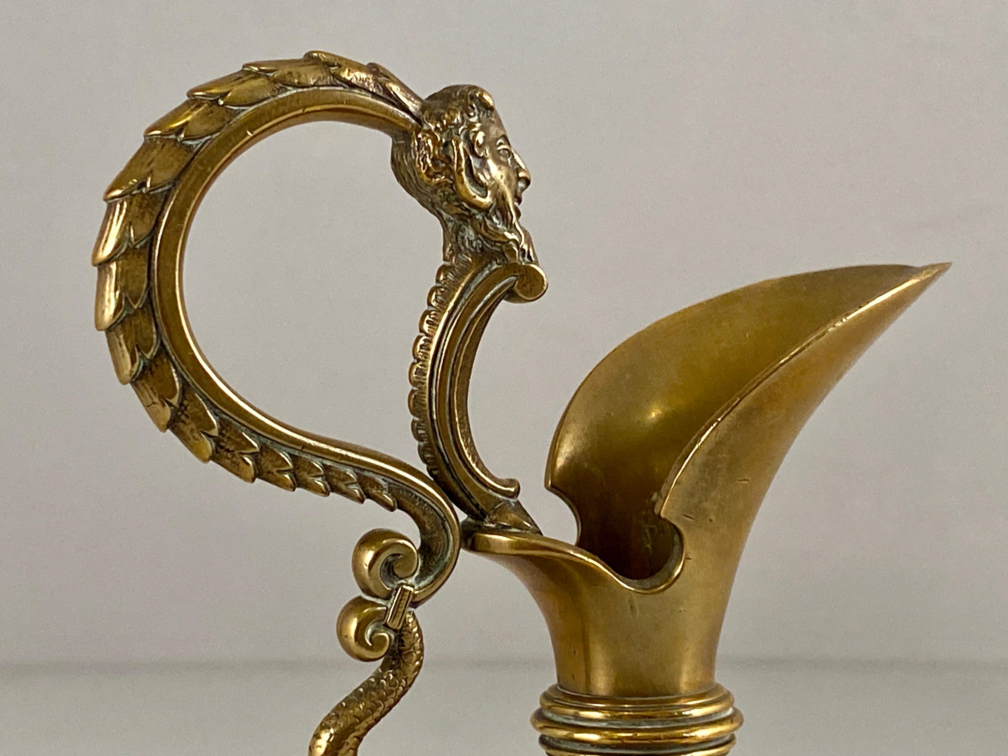 XIXe siècle Vase aiguière en bronze avec poignée figurative de Bacchus et de dauphins en vente