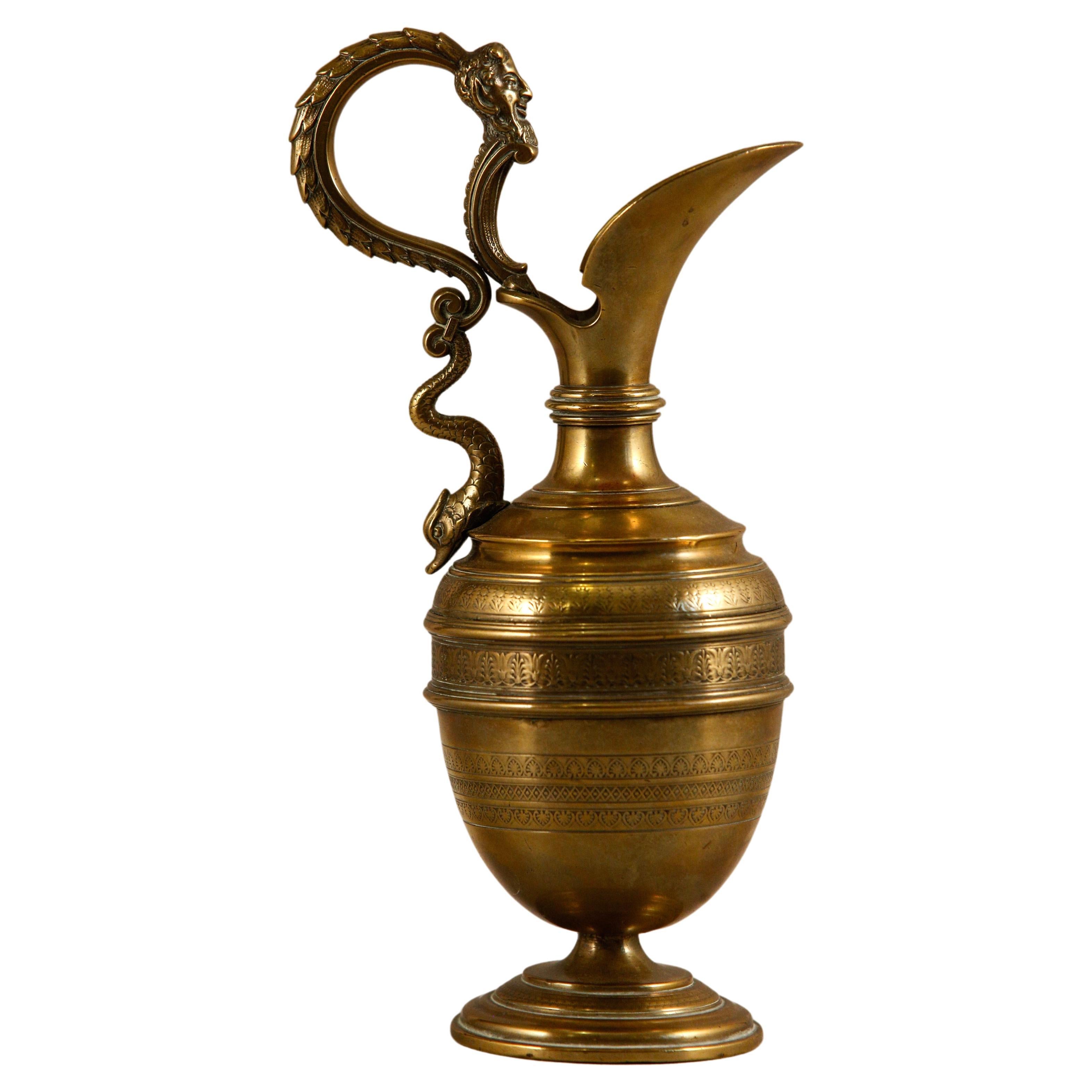 Vase aiguière en bronze avec poignée figurative de Bacchus et de dauphins en vente