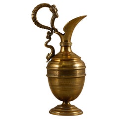 Vase aiguière en bronze avec poignée figurative de Bacchus et de dauphins