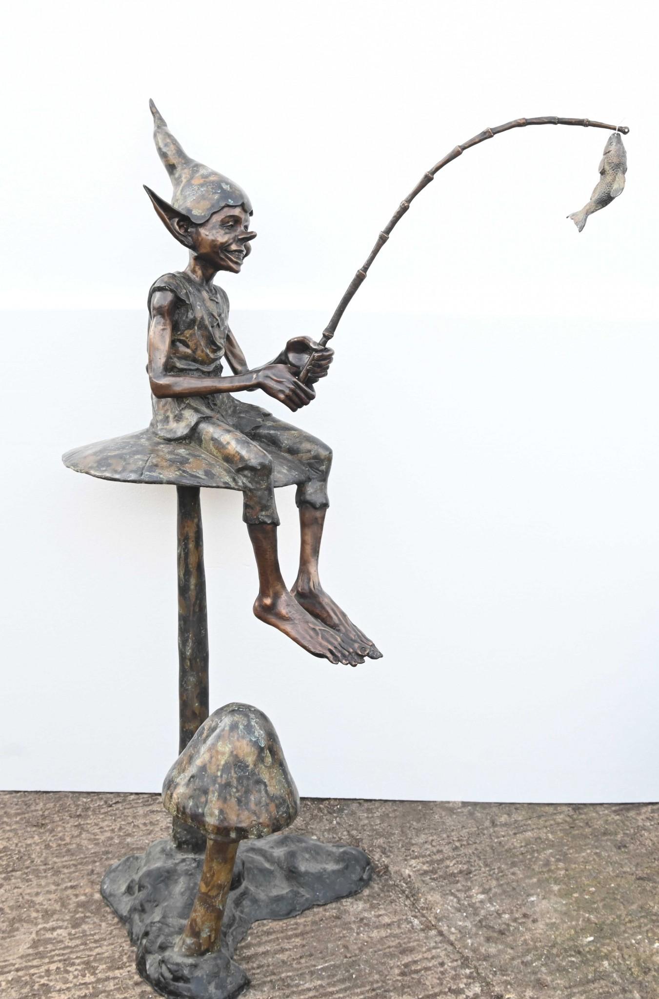 Fine XX secolo Statua di pesca Fairey in bronzo Elph Folletto Fungo Fuso in vendita