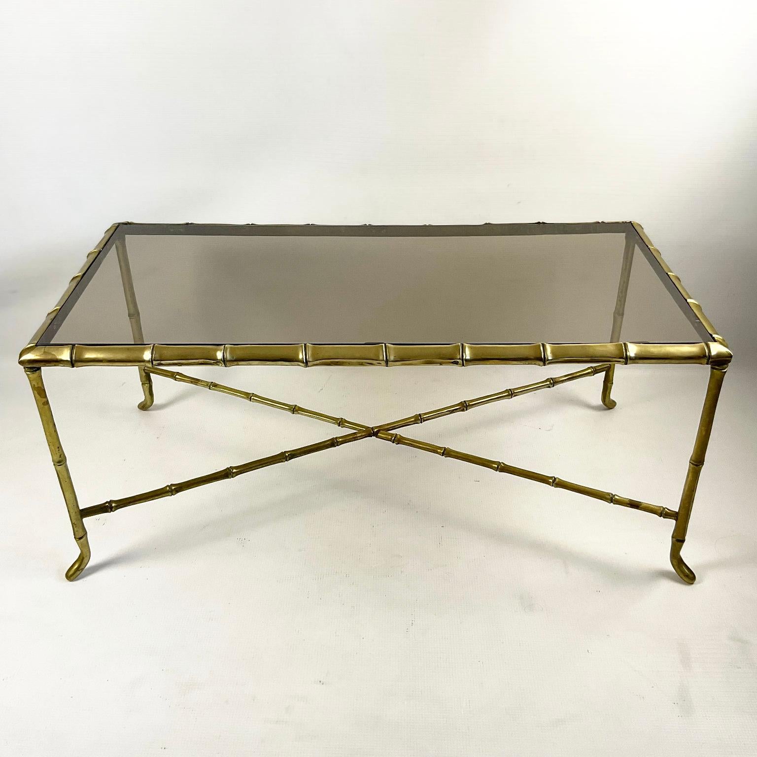Cette table basse de la fin des années 1940 est attribuée à la Maison Baguès. Le cadre en Faux Bambou de cette table basse est en bronze de qualité avec un plateau en verre de sécurité cognac flambant neuf.

