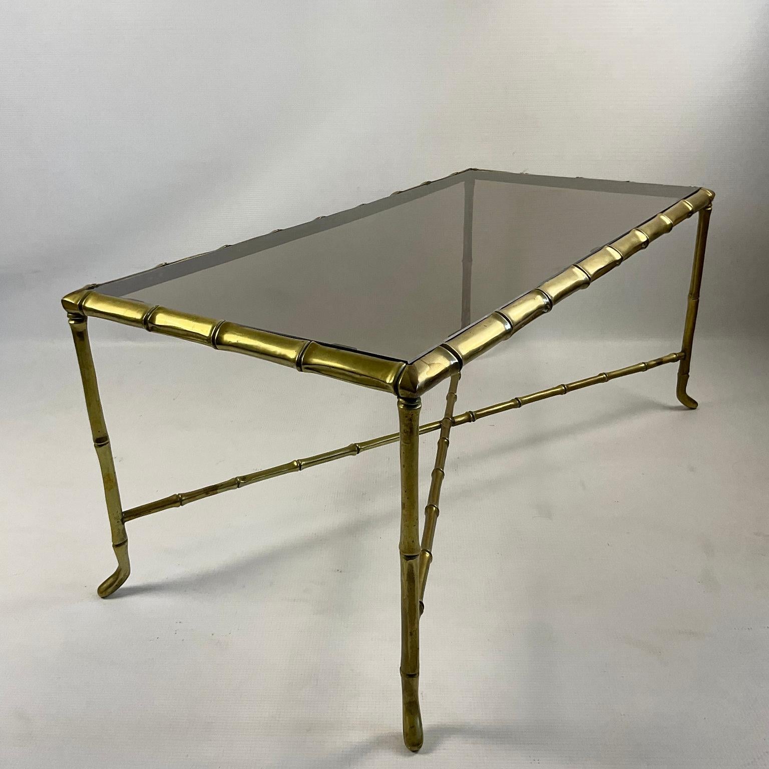 Français Table basse en bronze des années 1940 attribuée à la Maison Baguès en imitation de bambou. en vente