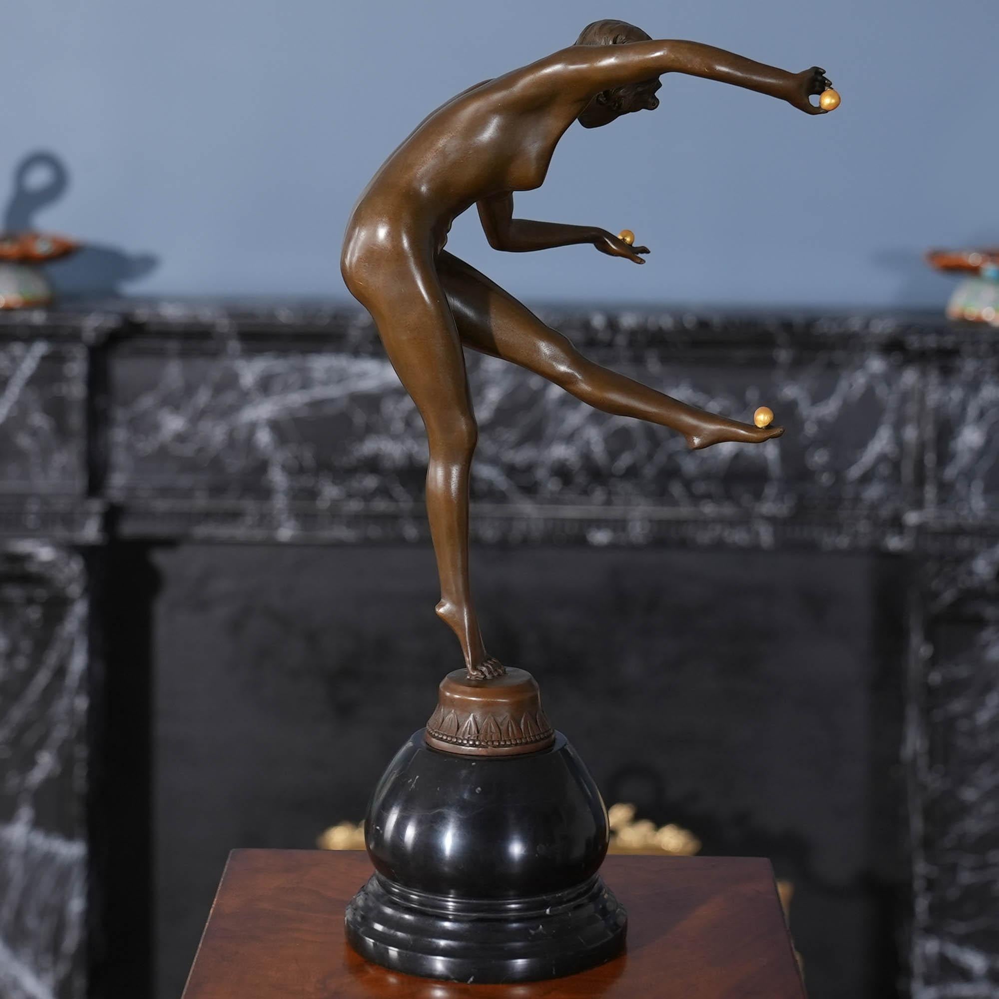 Acrobat féminin en bronze sur socle en marbre en vente 2