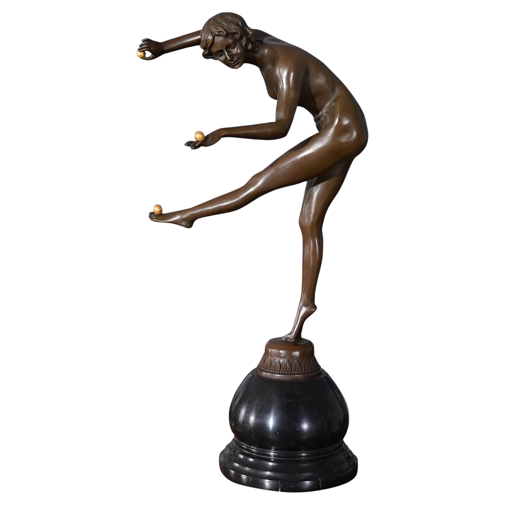Bronze- weibliche Akrobatin auf Marmorsockel im Angebot