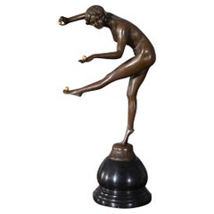 Bronze- weibliche Akrobatin auf Marmorsockel