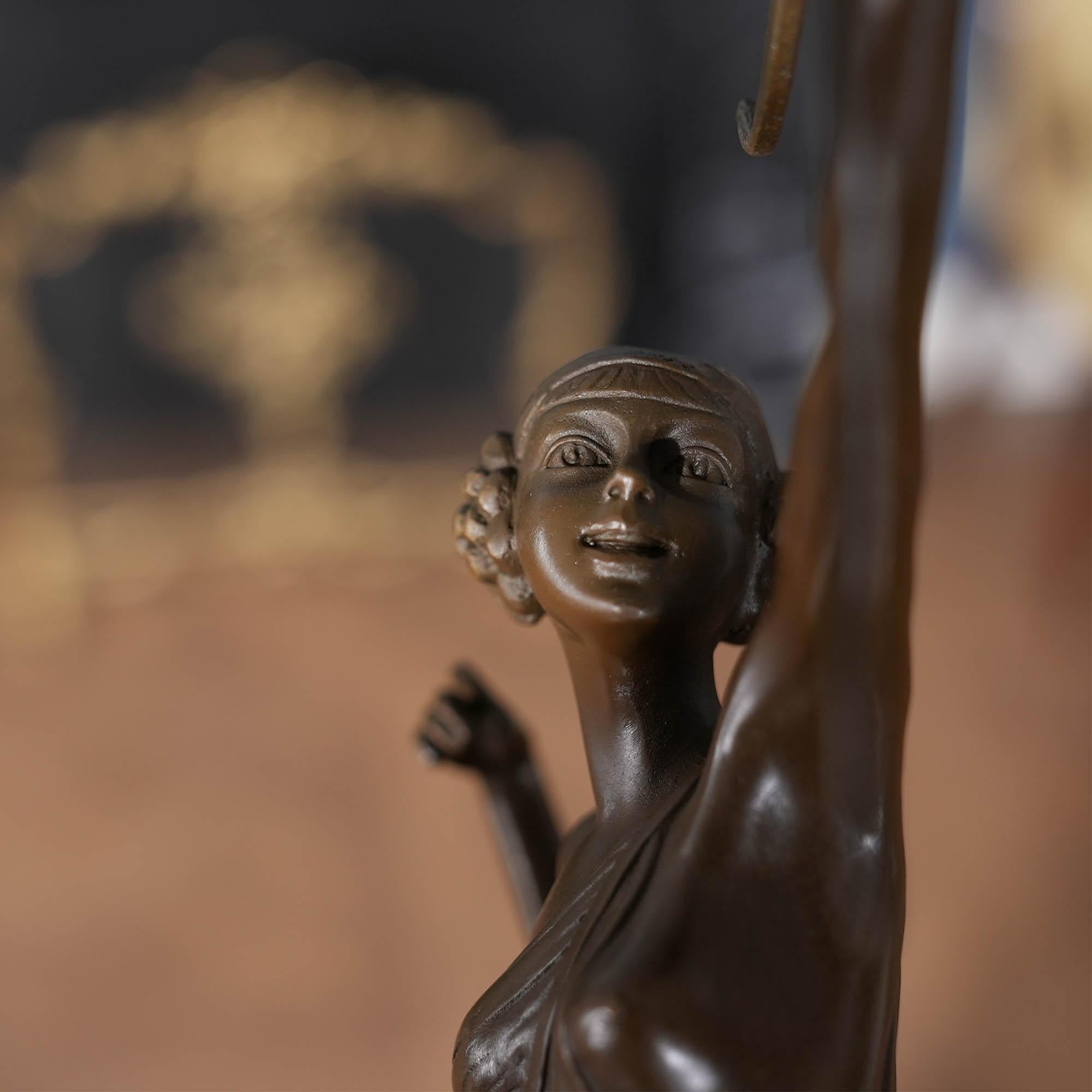 Die weibliche Bogenschützin aus Bronze auf einem Marmorsockel ist selbst im Ruhezustand eine reizvolle Ergänzung für jede Umgebung. Die Bronzestatue der Bogenschützin wurde im traditionellen Wachsausschmelzverfahren gegossen und mit handgefertigten