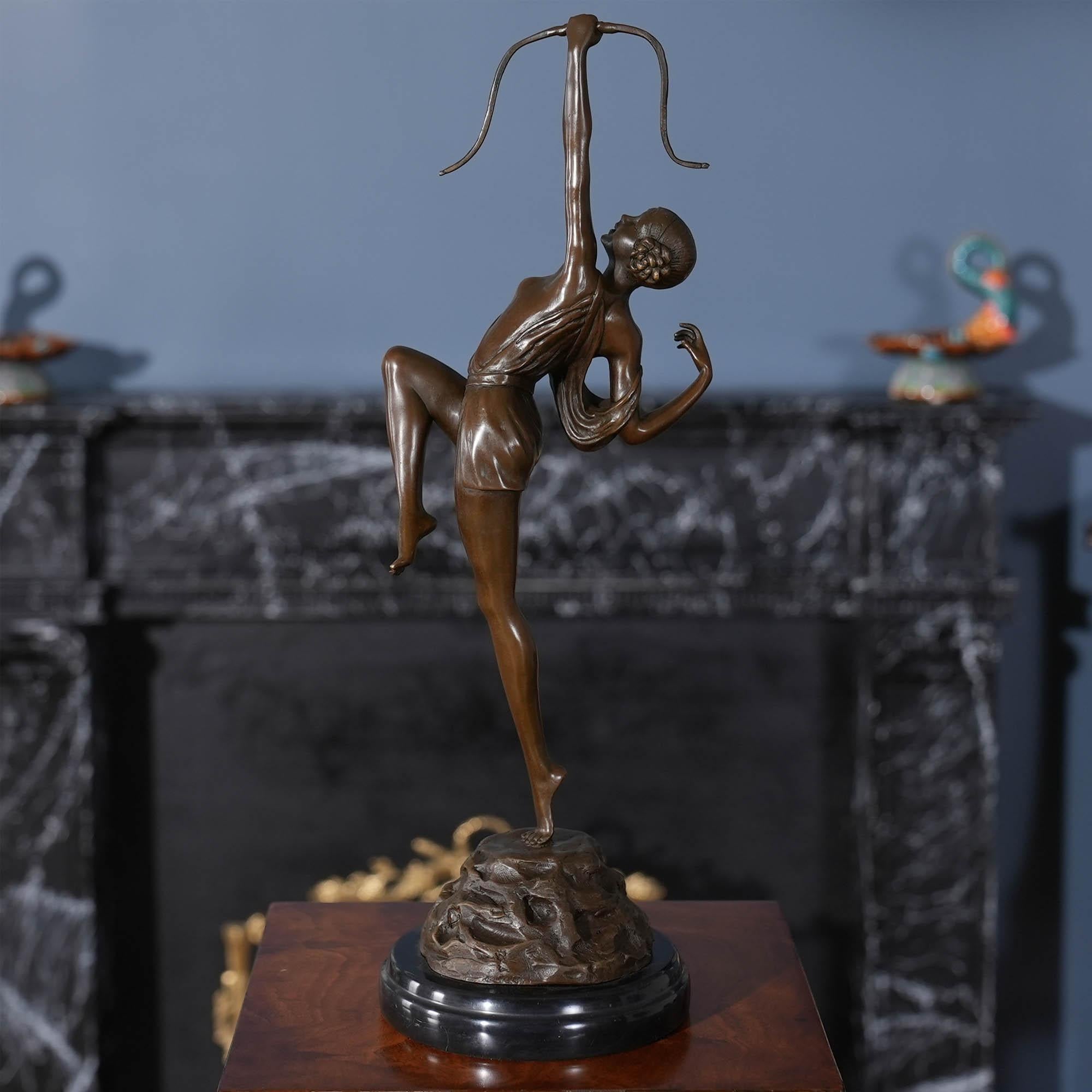 Weiblicher Bogenschütze aus Bronze auf Marmorsockel im Angebot 2
