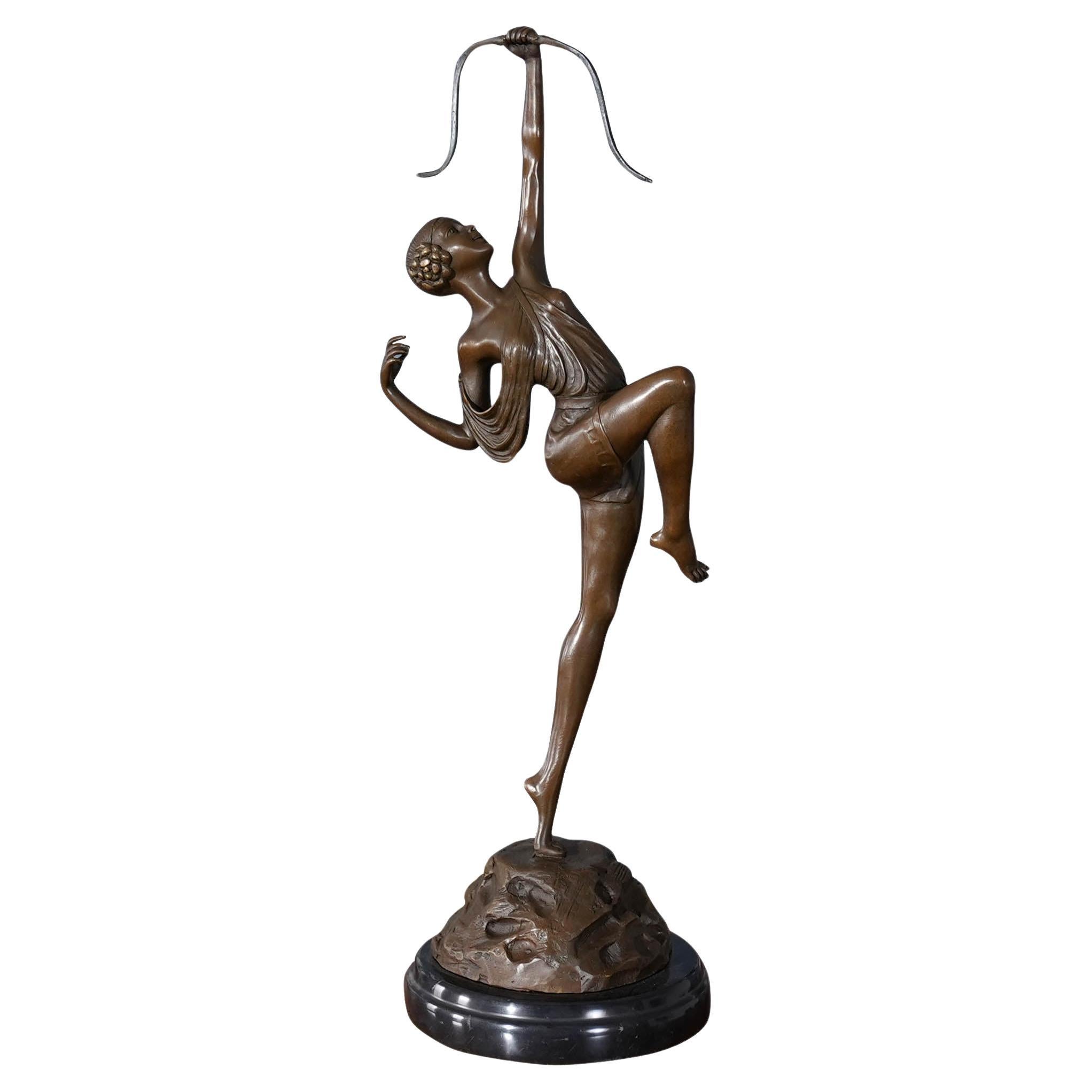 Archer féminin en bronze sur socle en marbre en vente