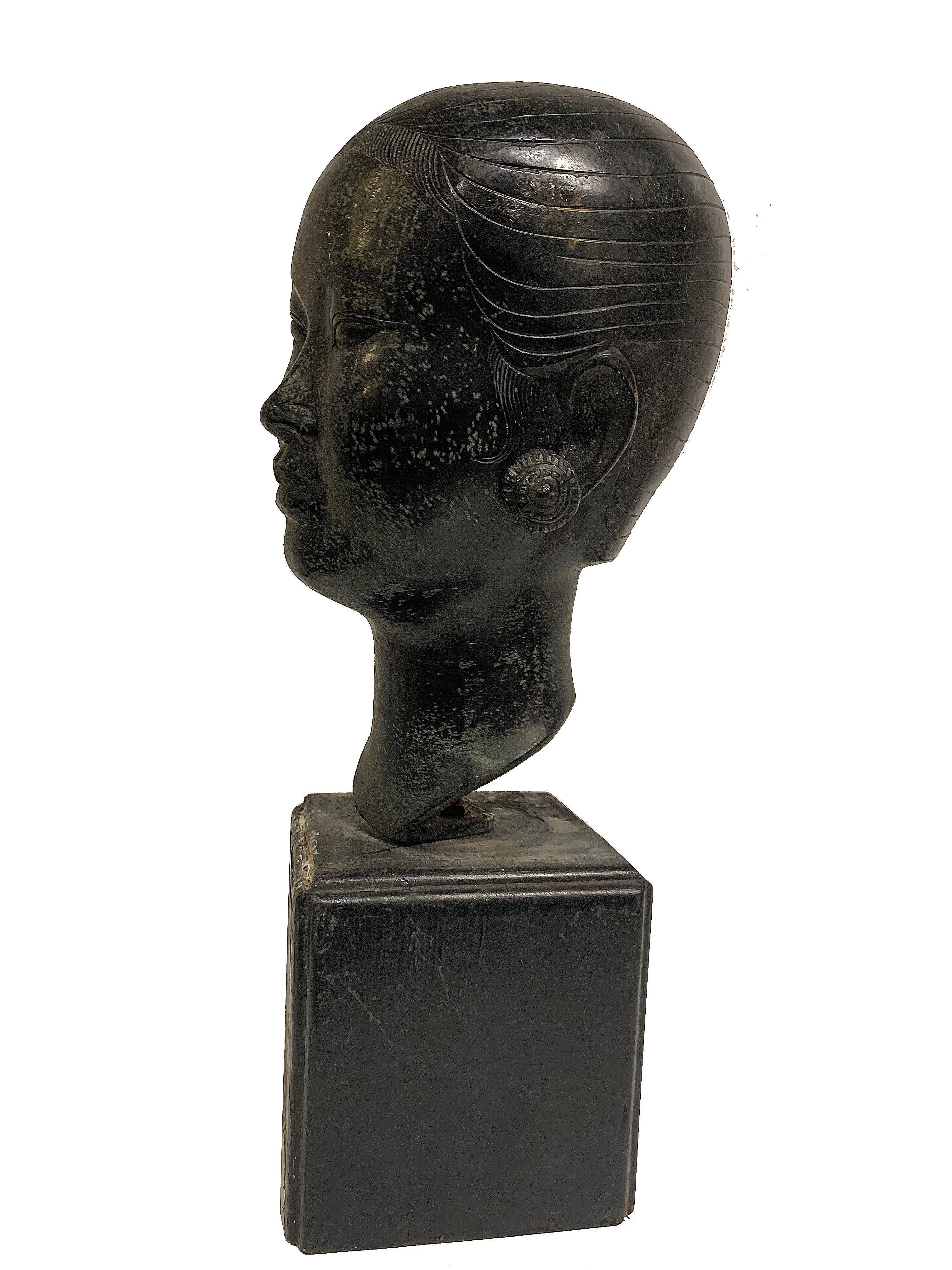 Escultura figurativa femenina de bronce Asiático en venta