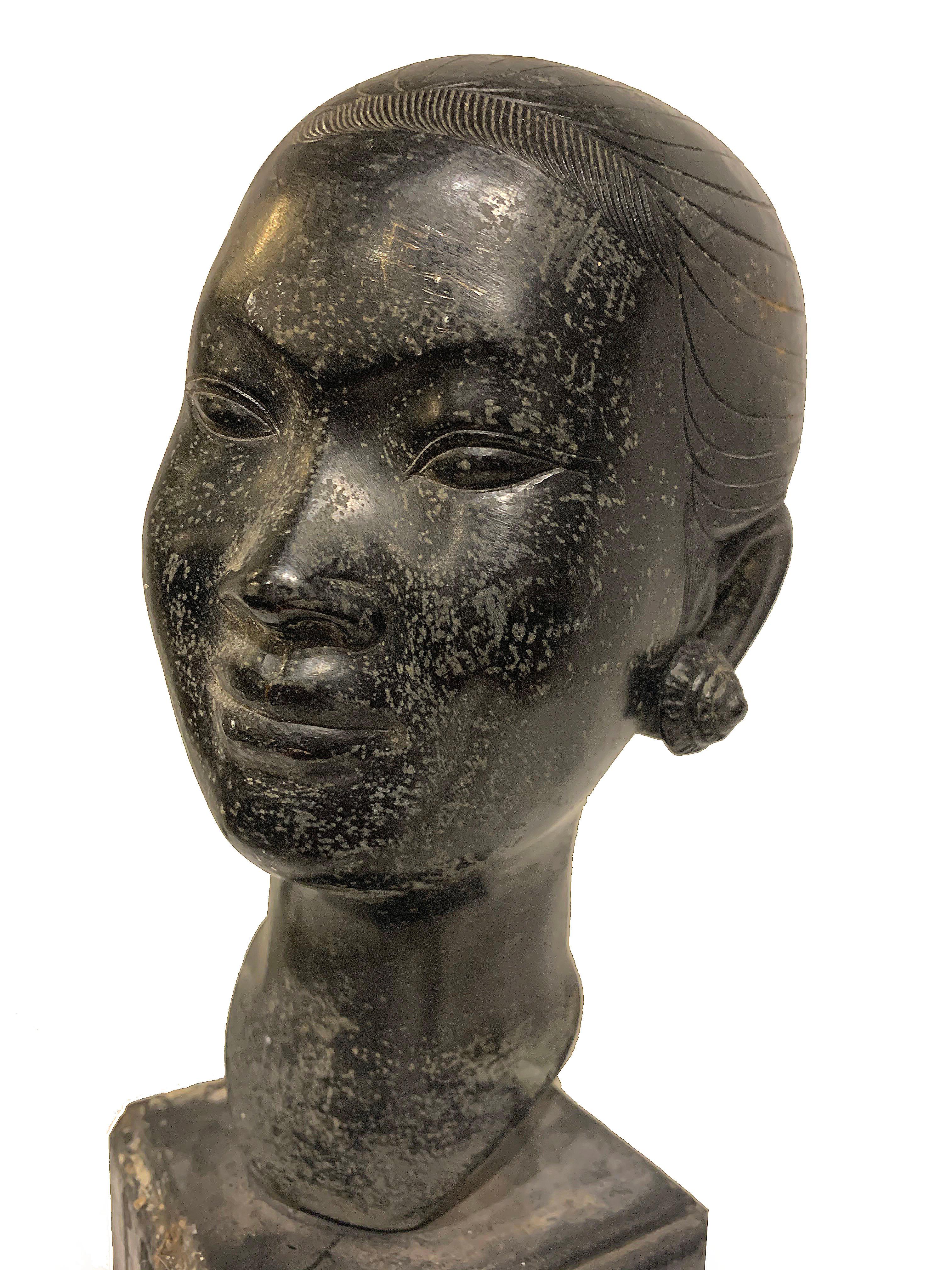 Escultura figurativa femenina de bronce Vaciado en venta