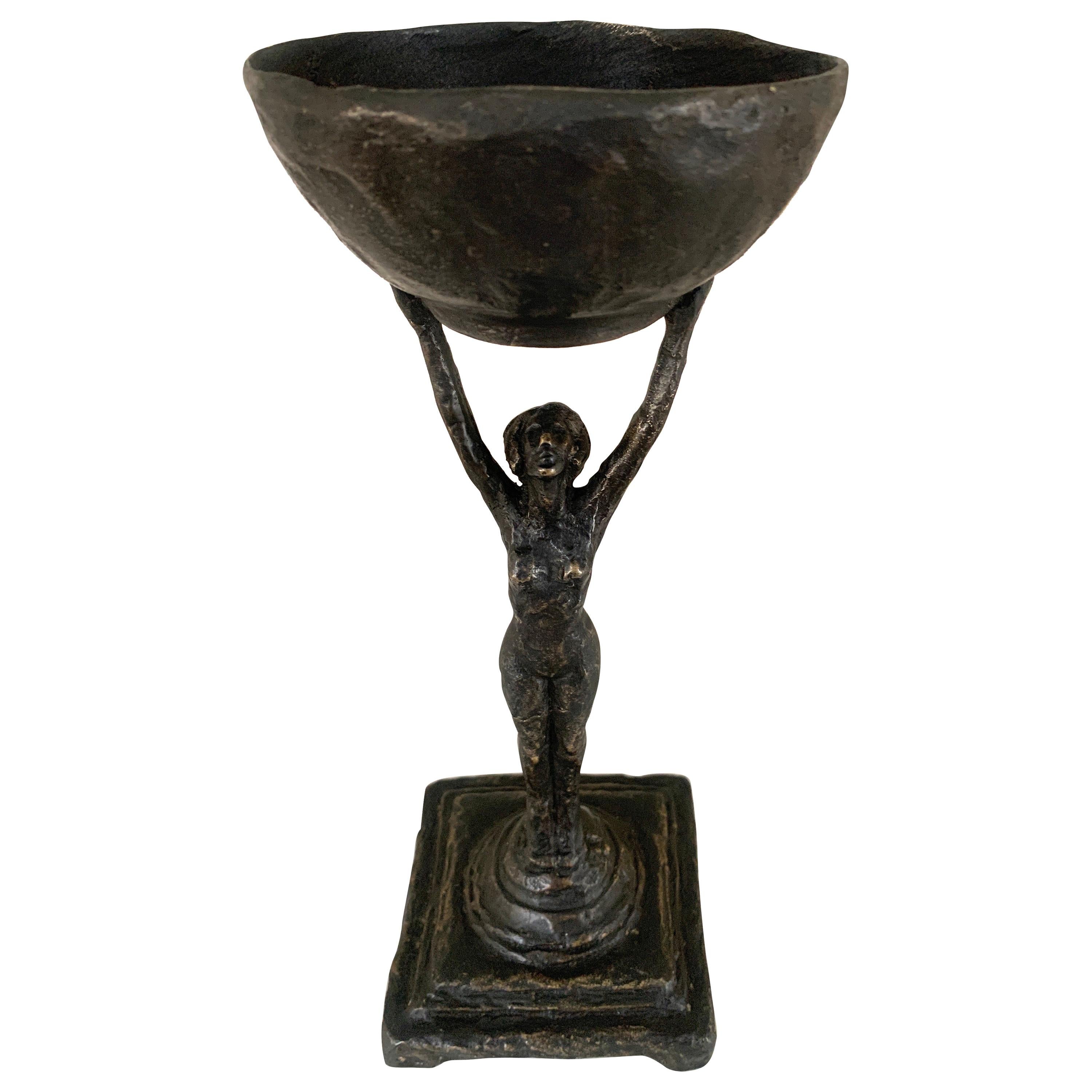 Figure féminine en bronze tenant une tasse