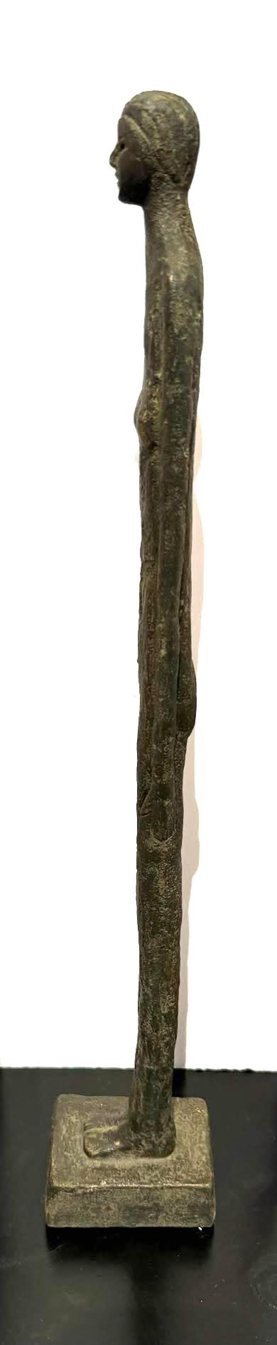 Escultura femenina contemporánea indonesia de bronce de tamaño mediano.
Disponible en tres tamaños.