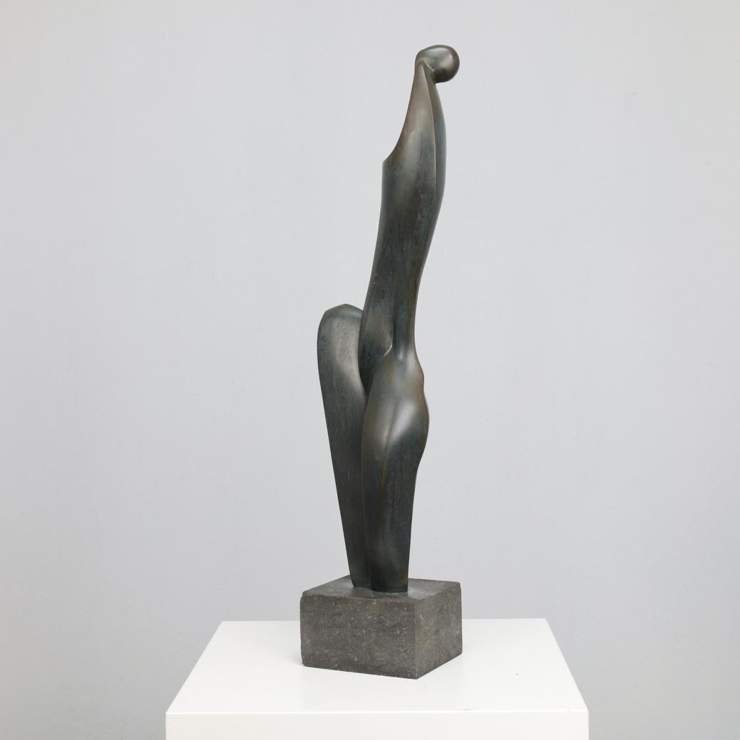 Una raffinata e sensuale scultura in bronzo di Francine Govers, creata nei Paesi Bassi negli anni Novanta. La figura si erge in un elegante ritmo verticale, con curve morbide e organiche che astraggono sottilmente la forma femminile. Le superfici