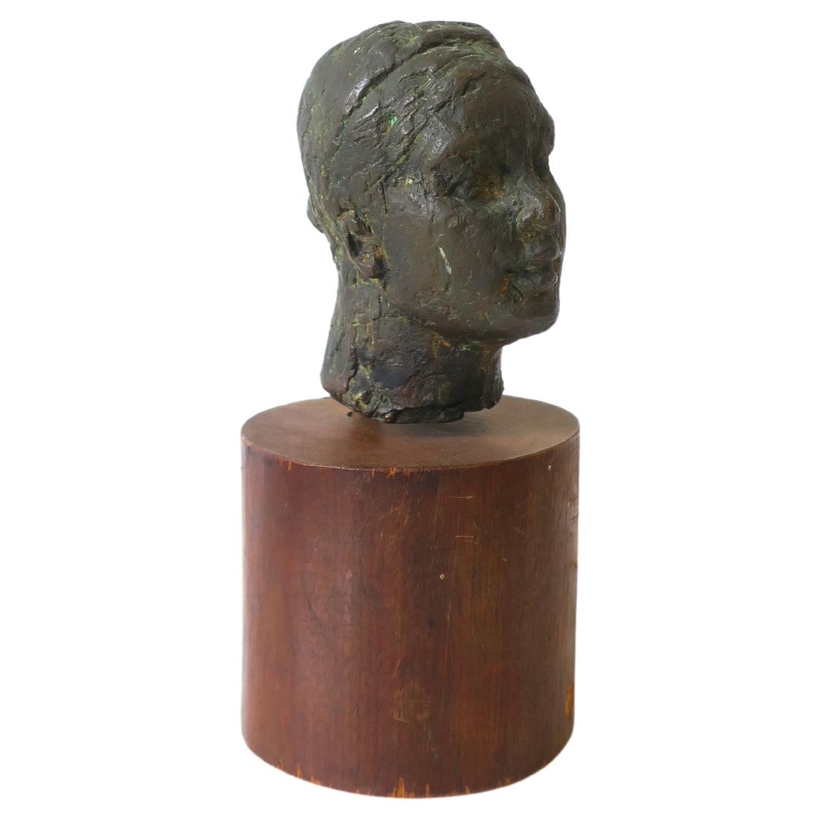 Escultura femenina de bronce
