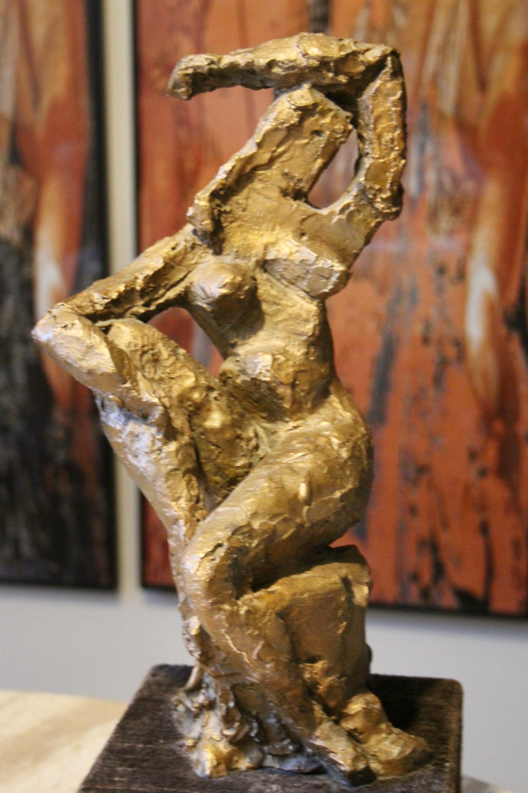 Bronzeskulptur einer Frau mit Monogramm und Inschrift auf dem Sockel 06 (Mitte des 20. Jahrhunderts) im Angebot