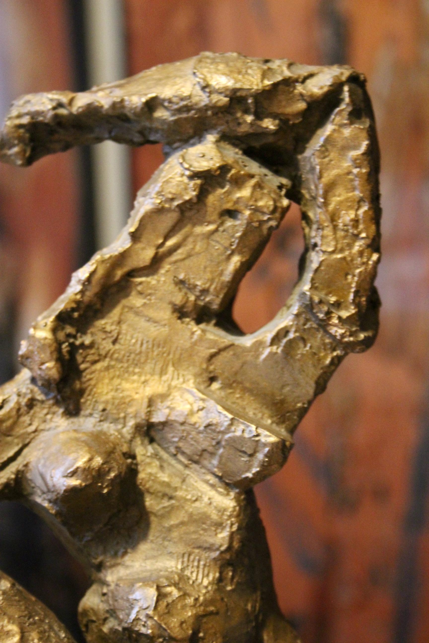 Bronzeskulptur einer Frau mit Monogramm und Inschrift auf dem Sockel 06 im Angebot 3