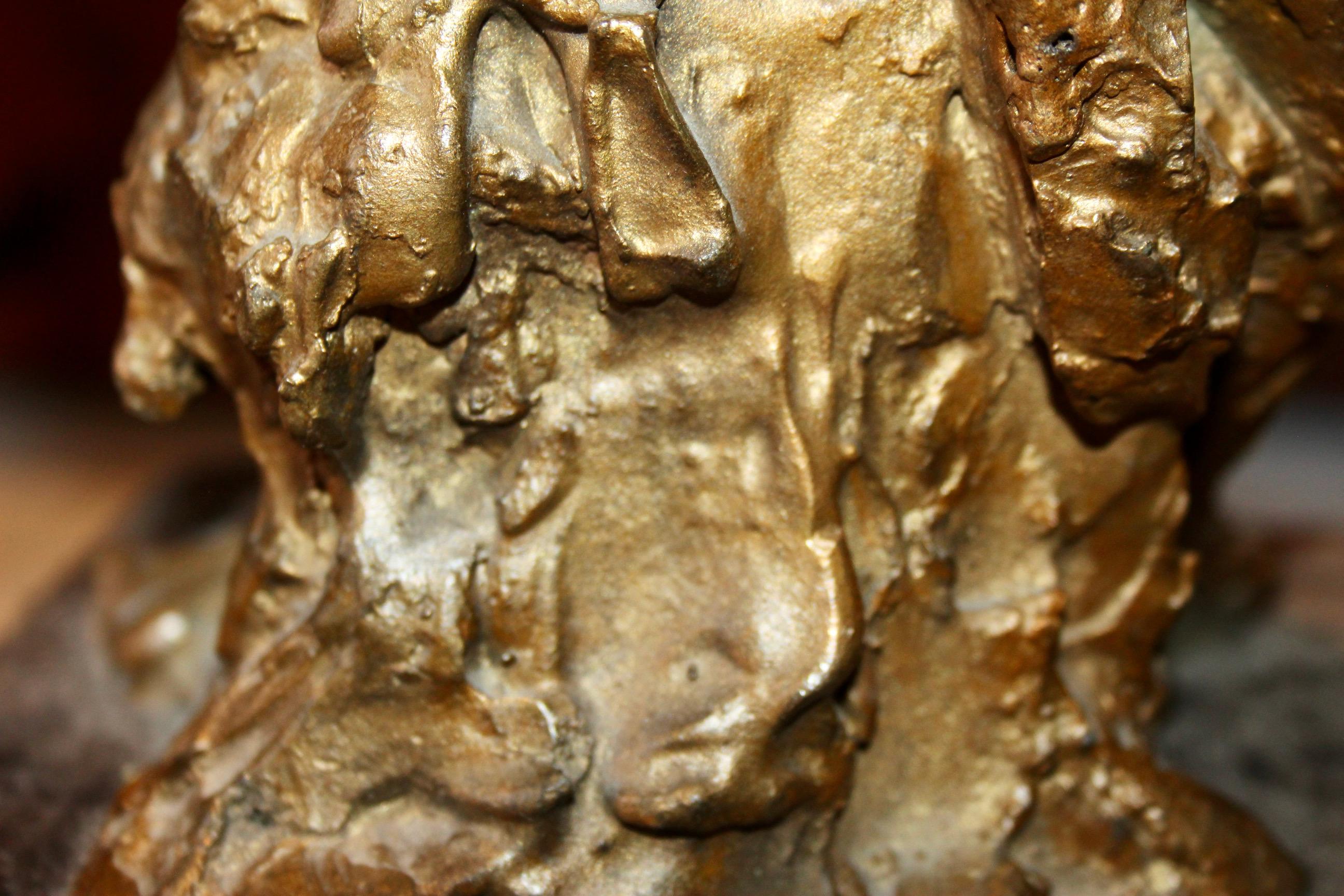 Bronzeskulptur einer Frau mit Monogramm und Inschrift auf dem Sockel 06 im Angebot 4