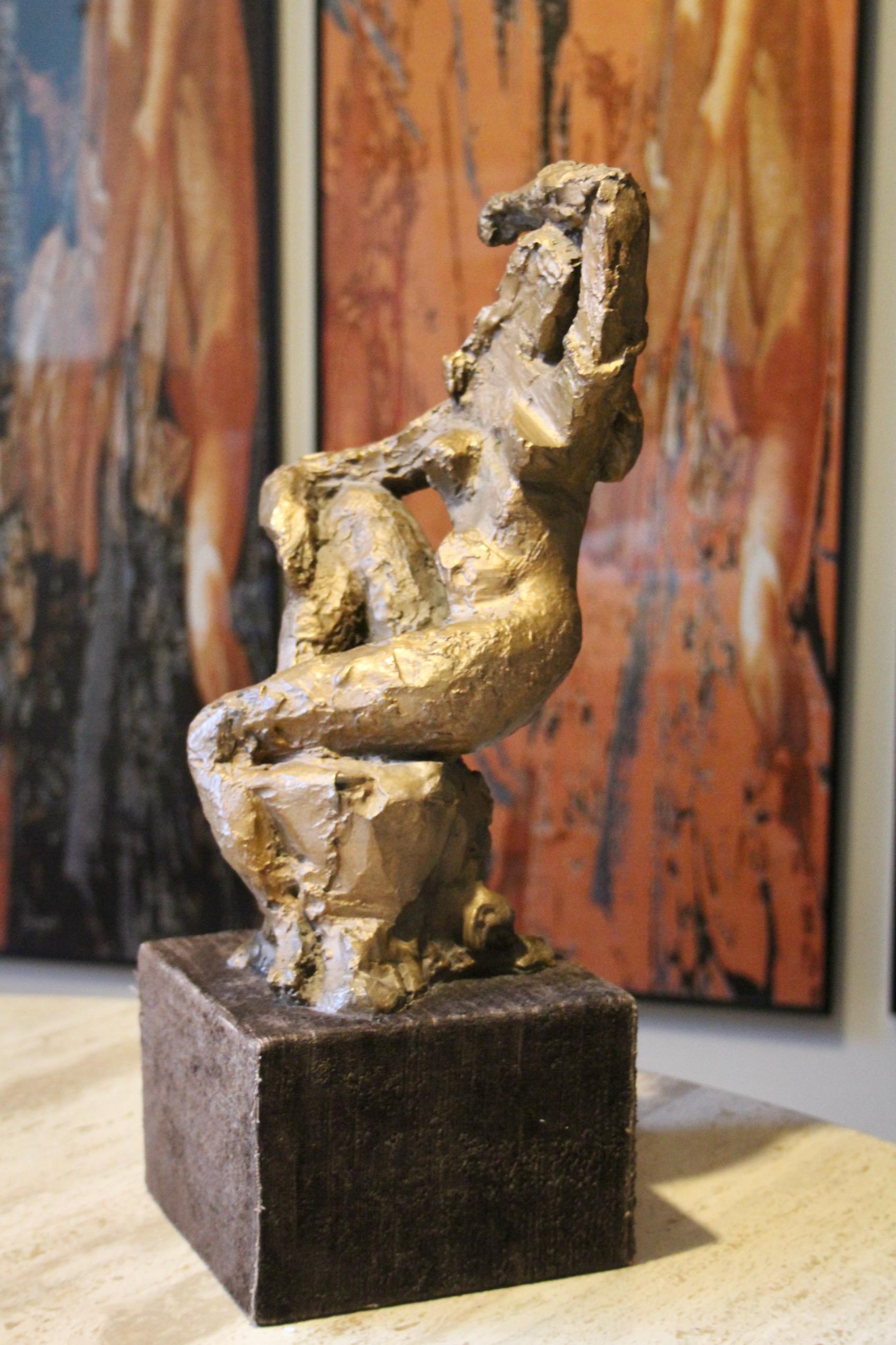 Bronzeskulptur einer Frau mit Monogramm und Inschrift auf dem Sockel 06 im Angebot 5