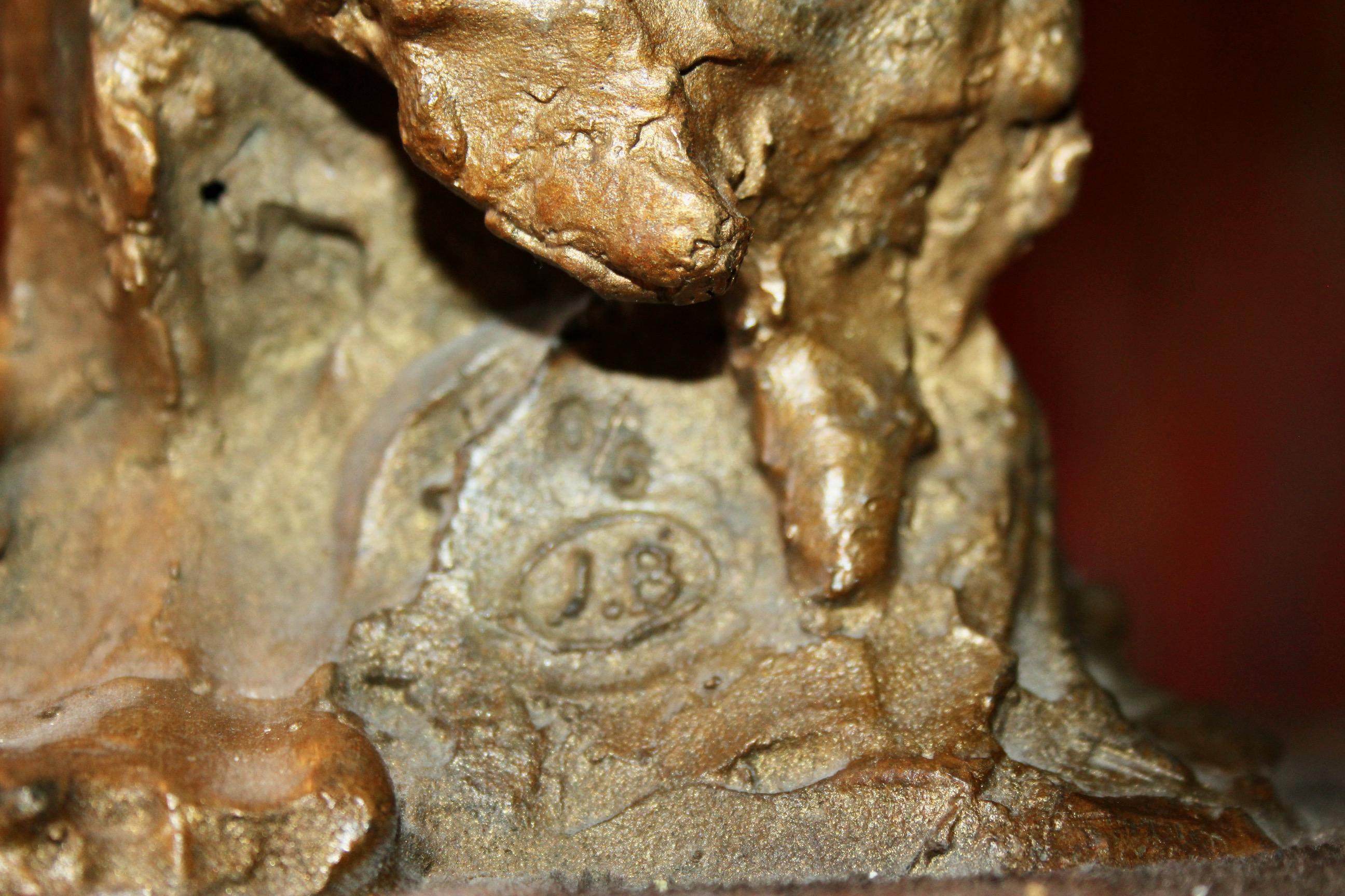 Bronzeskulptur einer Frau mit Monogramm und Inschrift auf dem Sockel 06 im Angebot 6