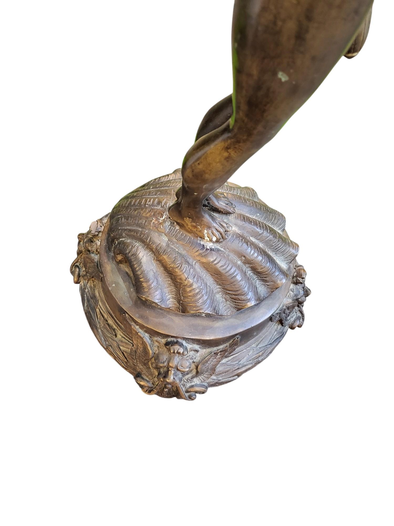 Eine schöne gegossene Bronze Amor Vogeltränke in der Art der  Franz von Stuck
Der Amor, der die verzierte Schale in Muschelform hält
Ideal für draußen oder drinnen